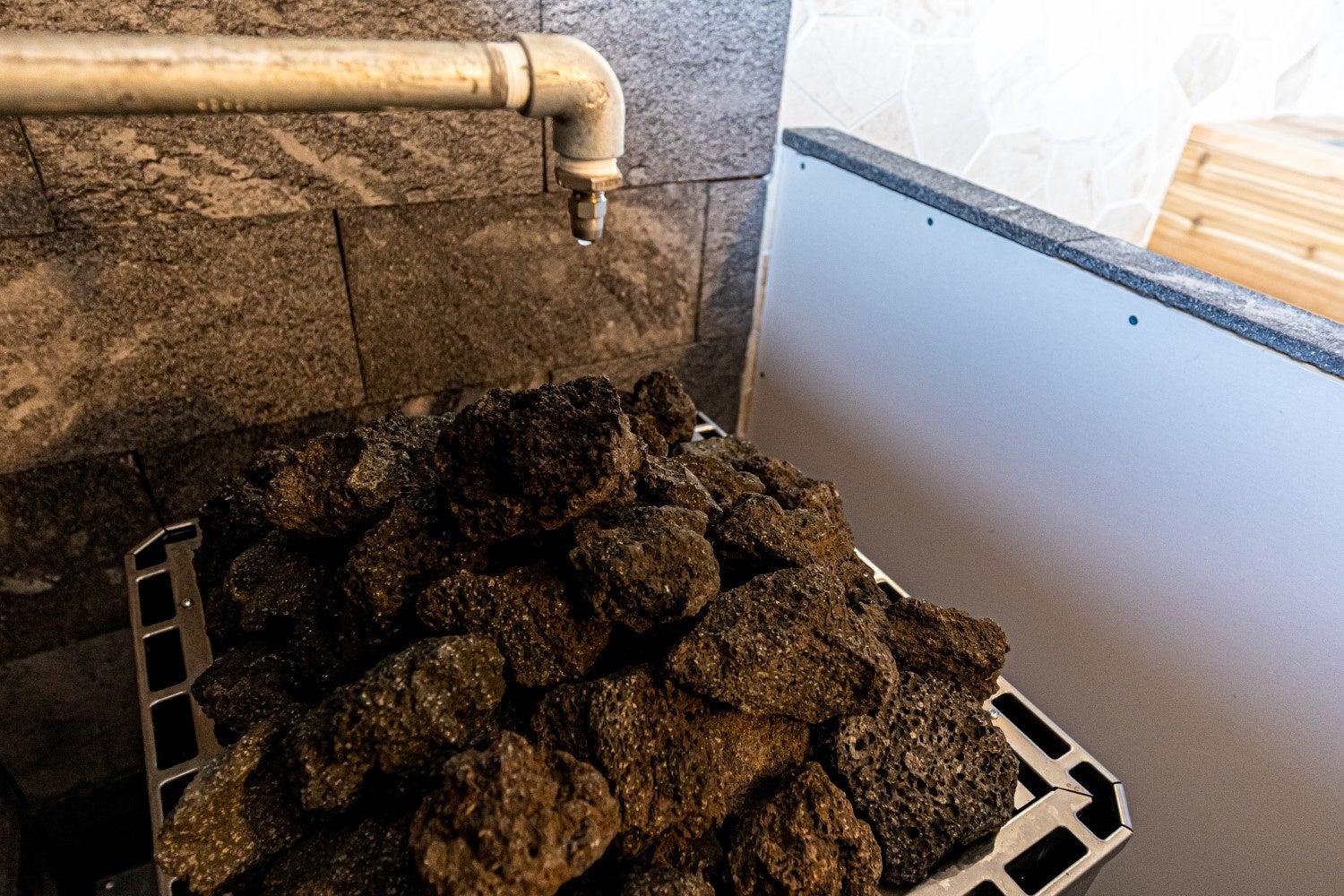 オートロウリュも楽しめる本格マグマ式サウナ