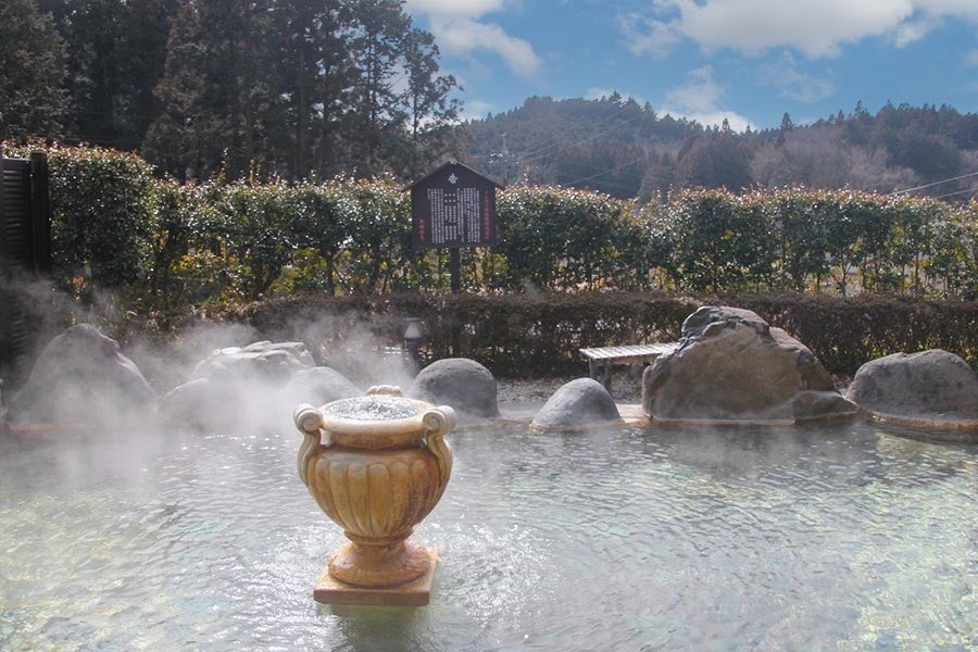敷地内に併設された日帰り温泉「まことの湯」