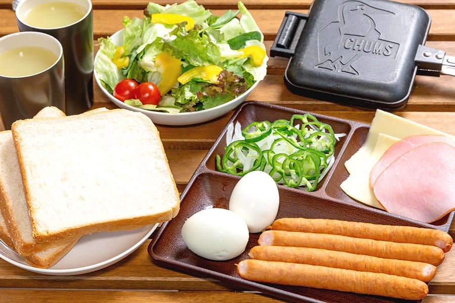 朝食（新鮮野菜のサラダと温泉でゆでた卵のついたホットサンド）