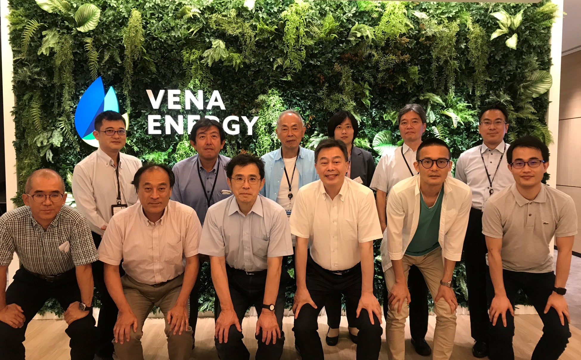 前列:左より(東京海洋大学)内田 圭一教授、岡安 章夫副学長、池谷 毅教授、 婁 小波副学長、稲津 大祐准教授、吴 連慧助教 後列:ヴィーナ・エナジーの主な共同研究参加者