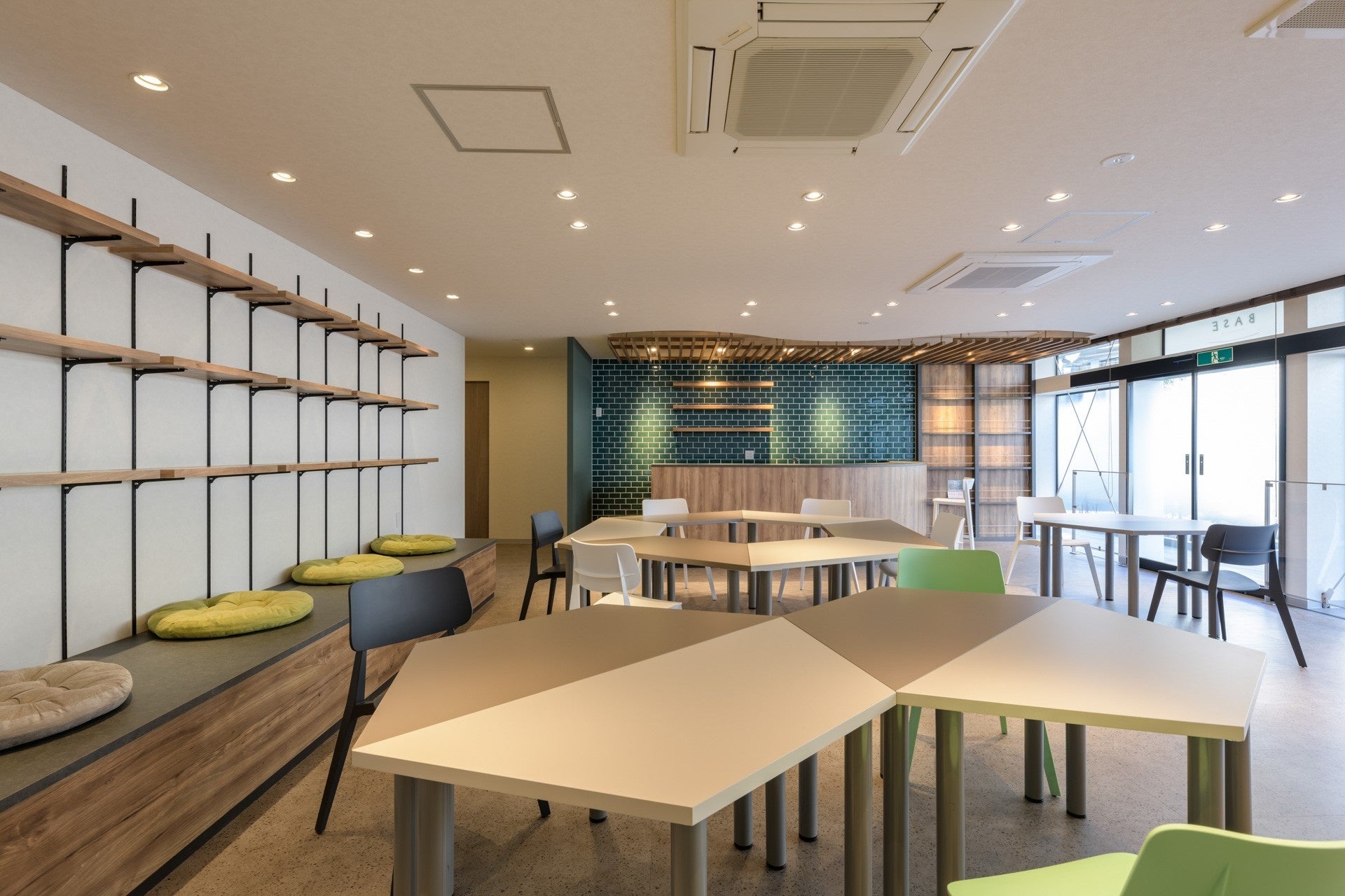 「シャクジイイベース」内部