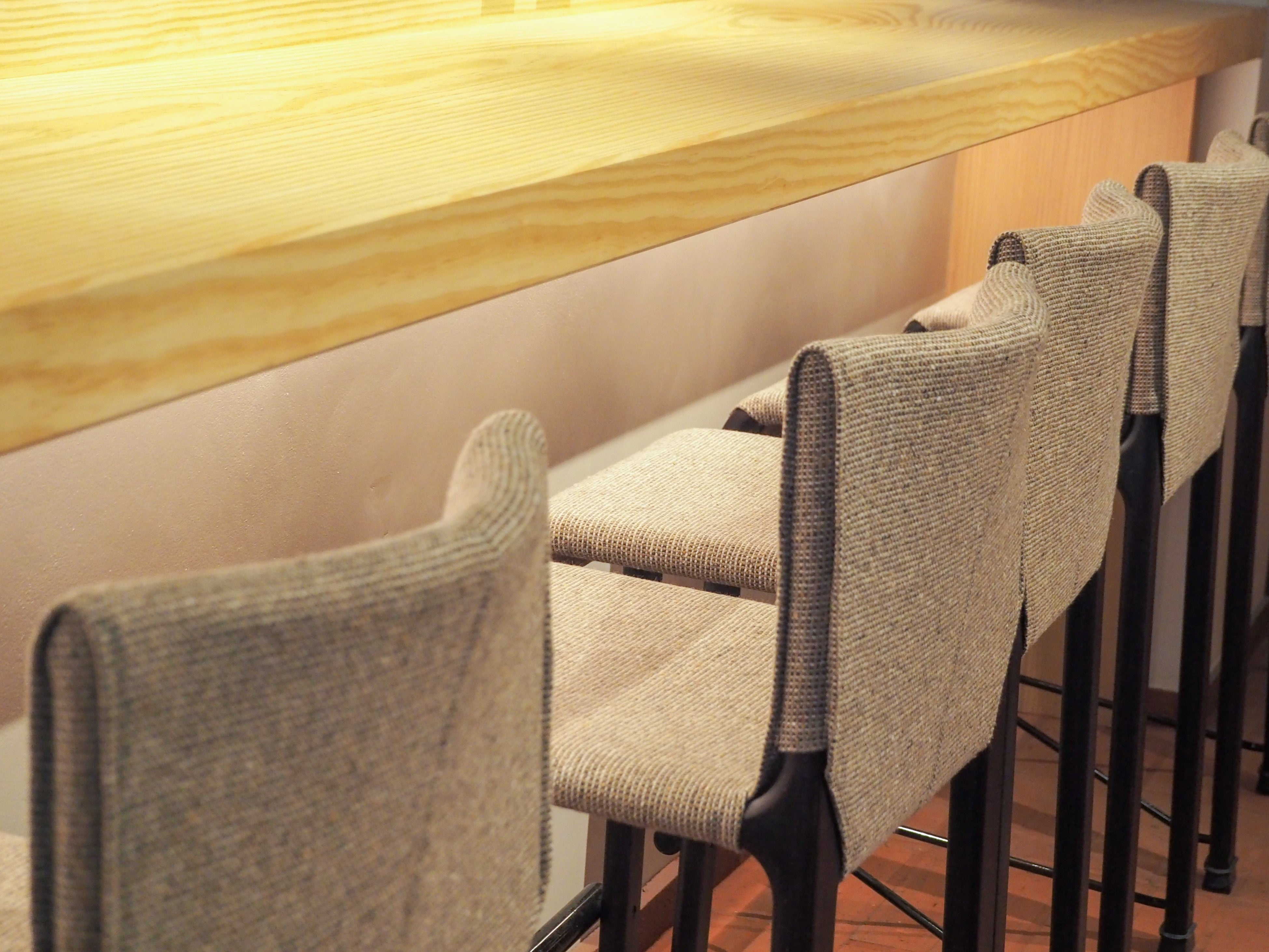 廃棄予定だった寿司屋の椅子をアップサイクルし活用