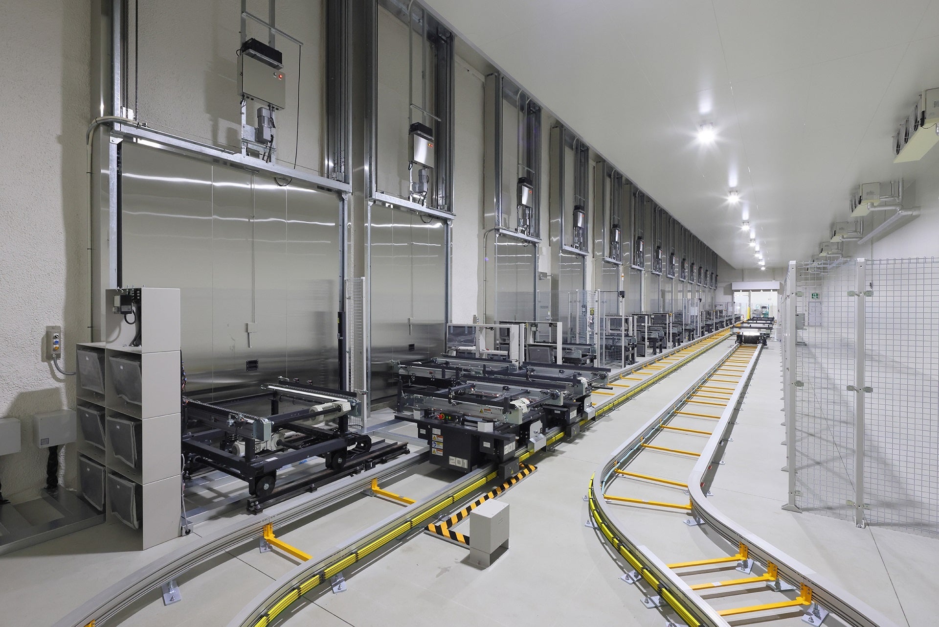 倉庫内：荷物を自動で運ぶレール