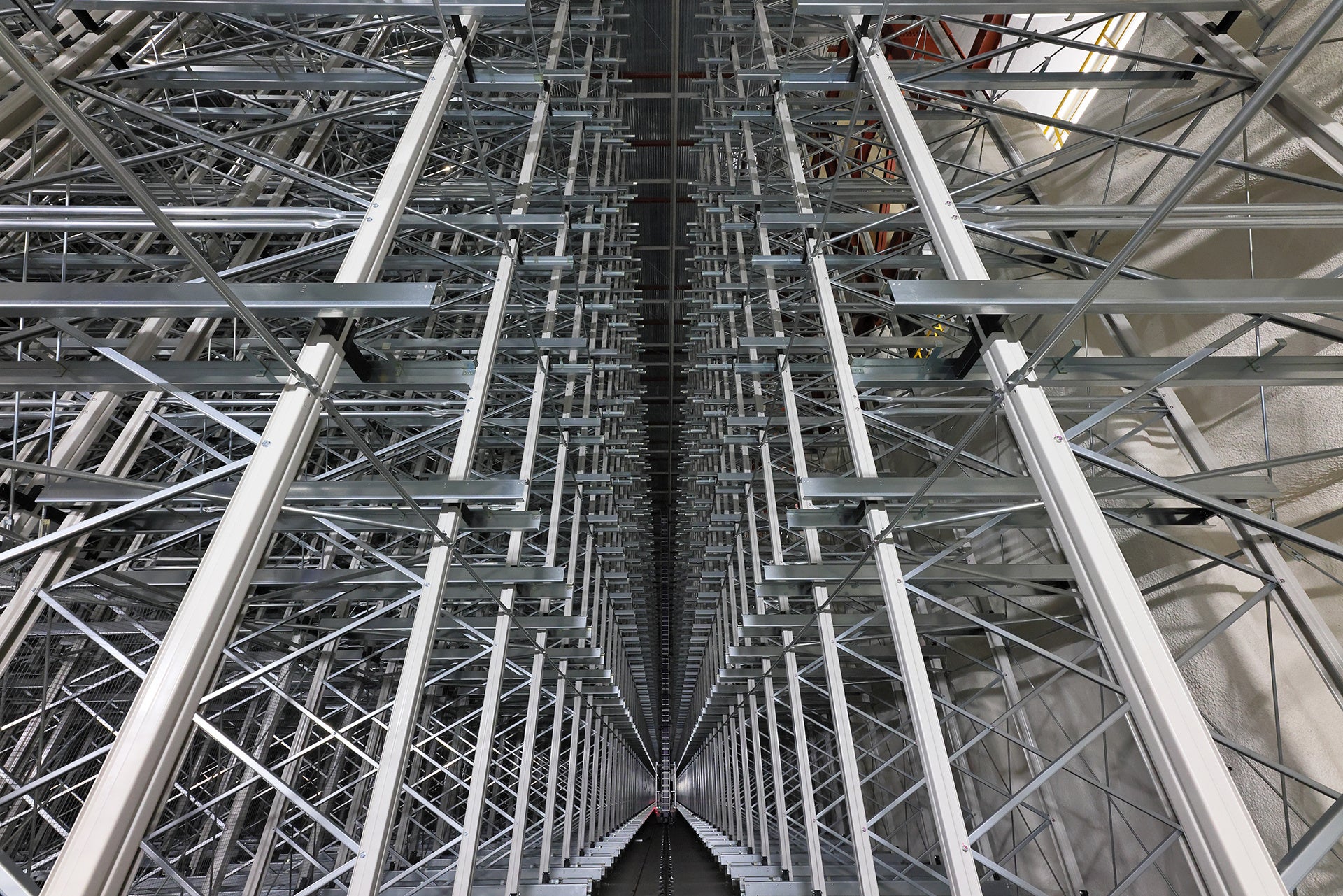 倉庫内：荷物を保管するための自動ラック