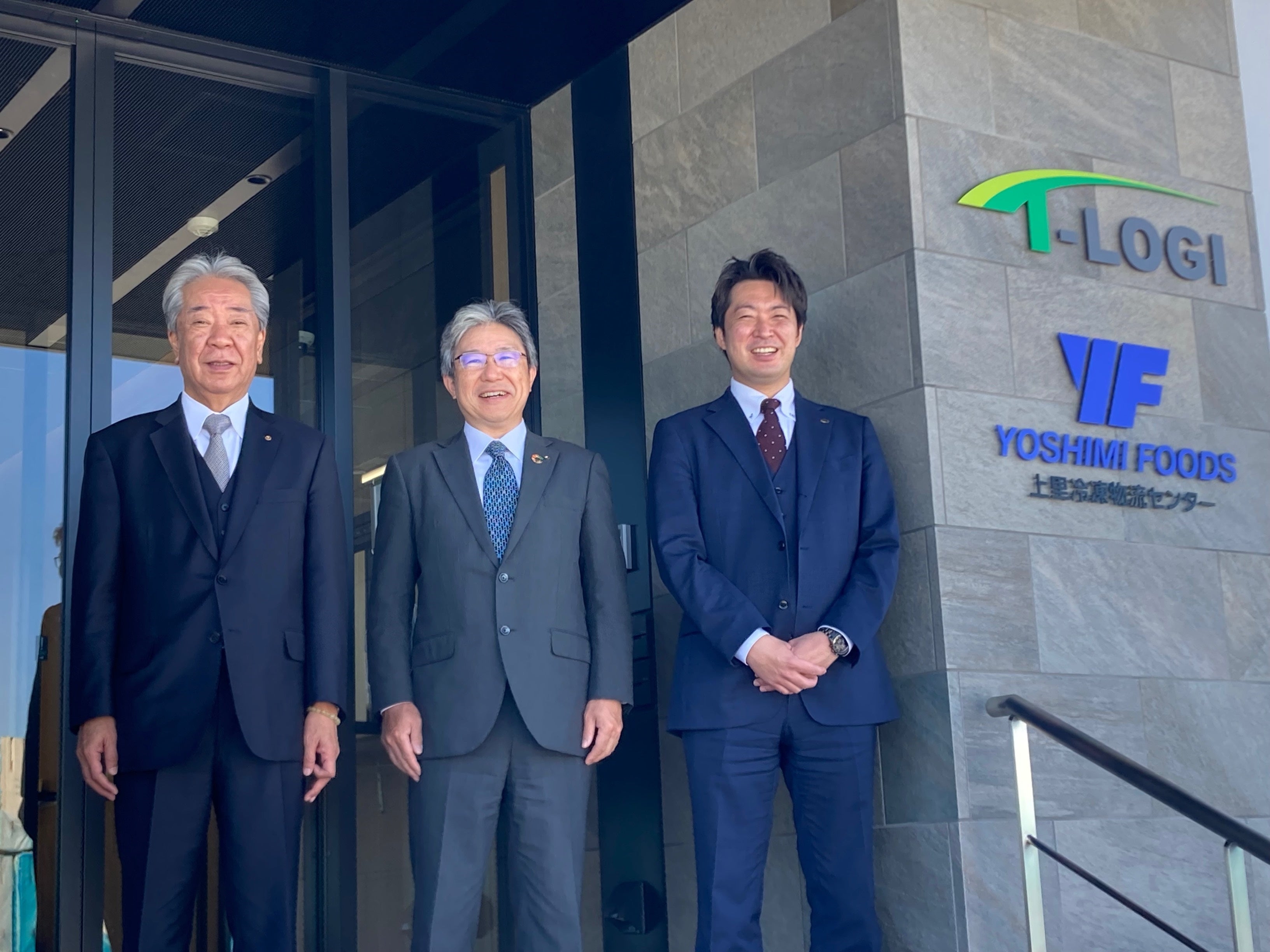 「Ｔ-ＬＯＧＩ本庄児玉」竣工後のエントランス前で