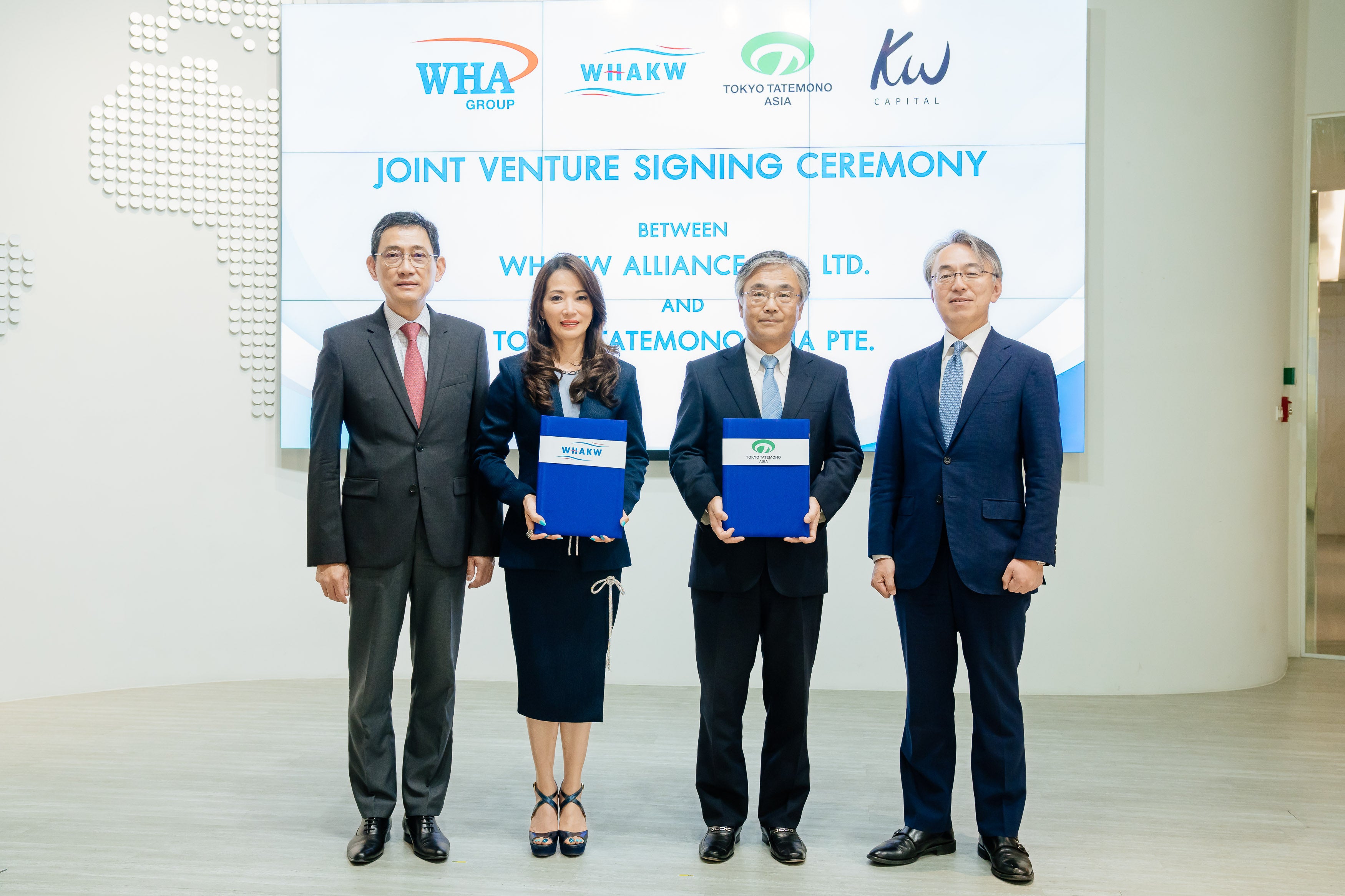 サイニングセレモニー写真