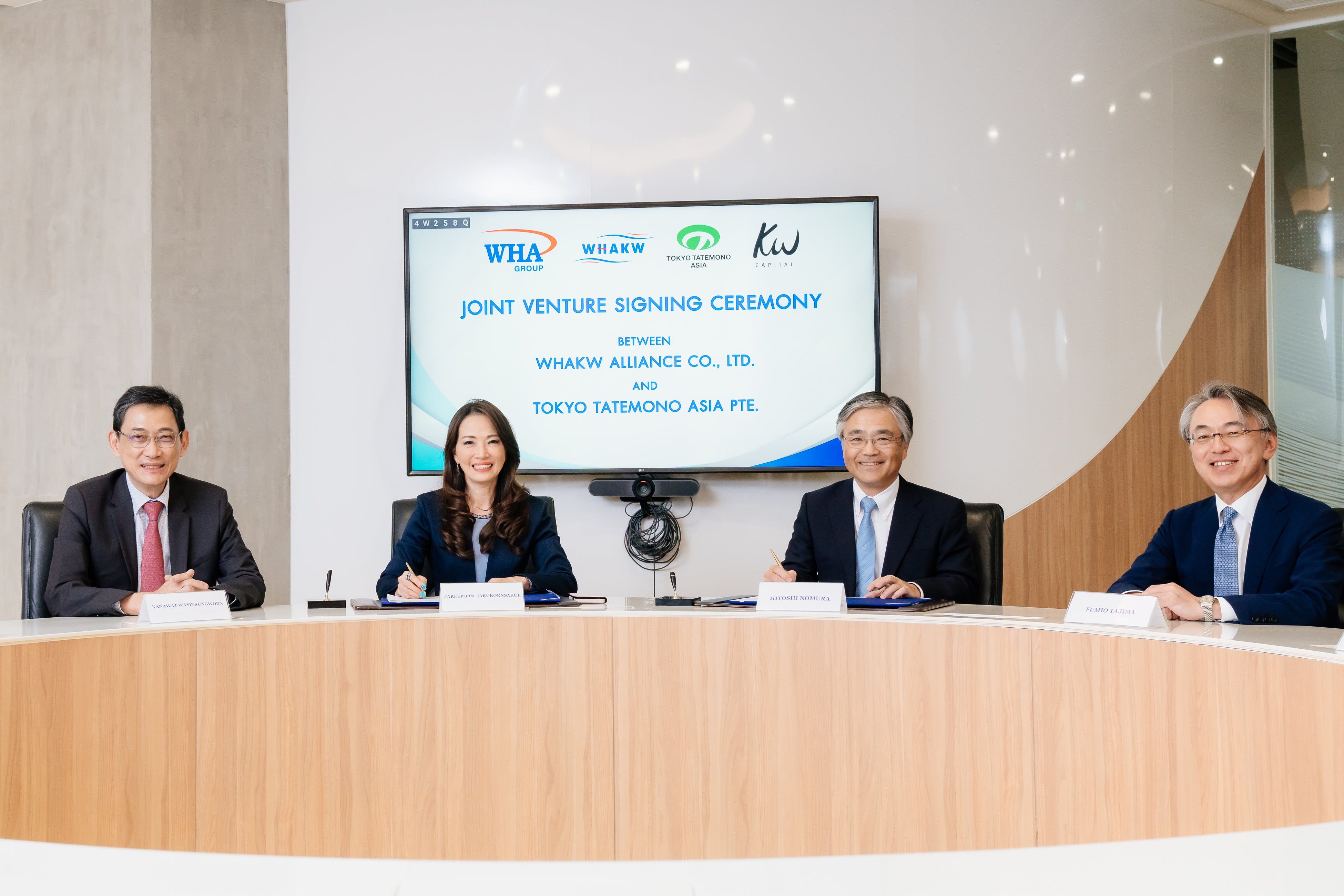 サイニングセレモニー写真