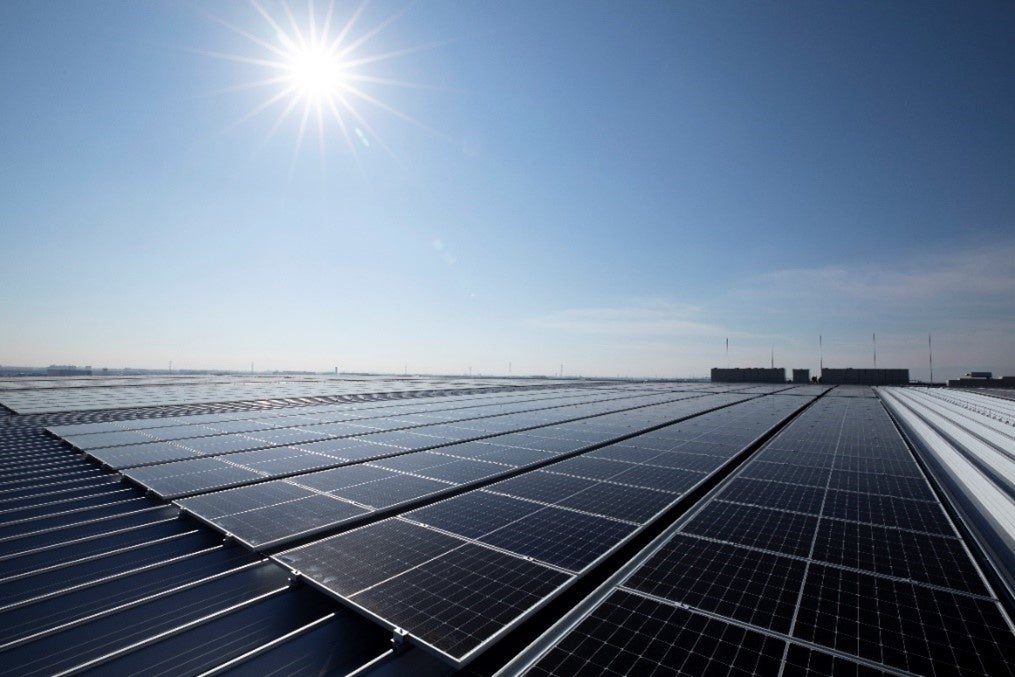 T-LOGI 久喜の屋根に設置された太陽光パネル