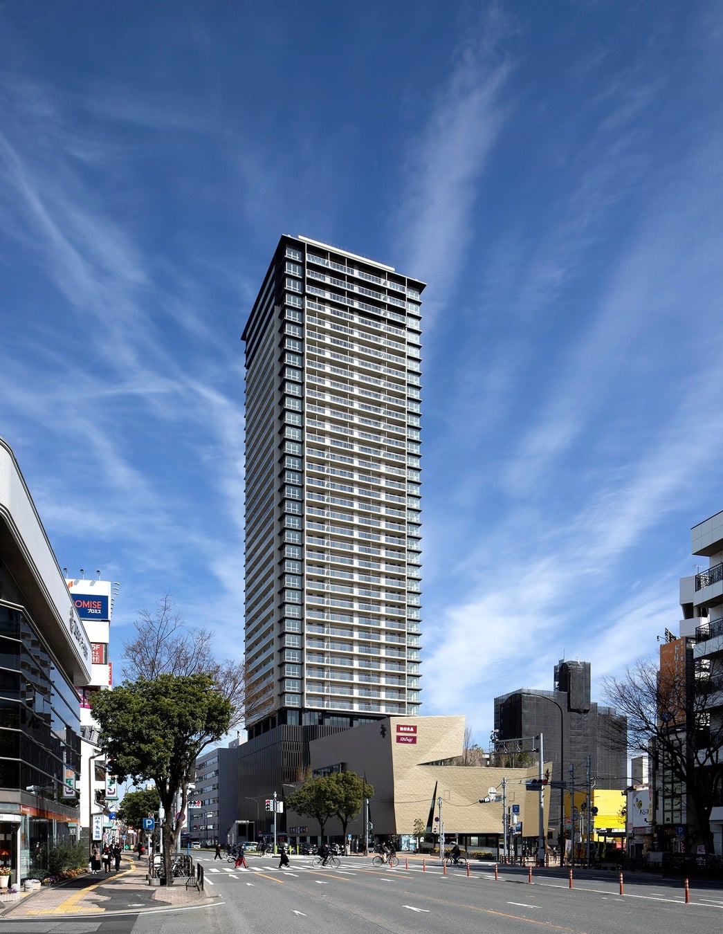 左奥:Brillia Tower 西新 右手前:PRALIVA