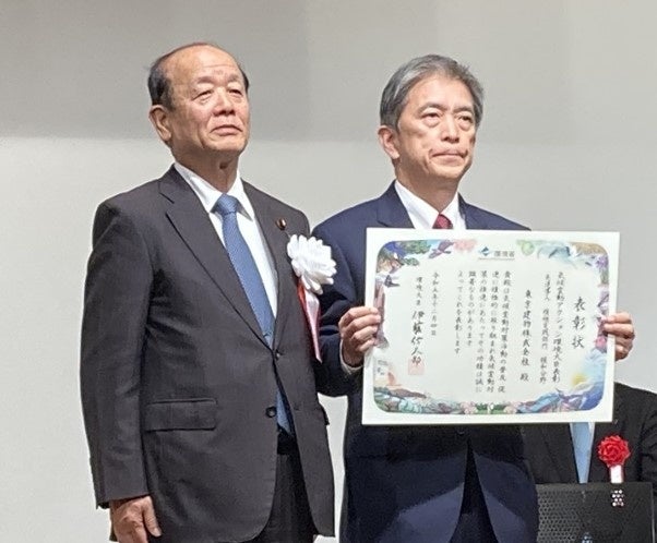 八木哲也環境副大臣（左）と 東京建物専務執行役員 加藤久喜（右）