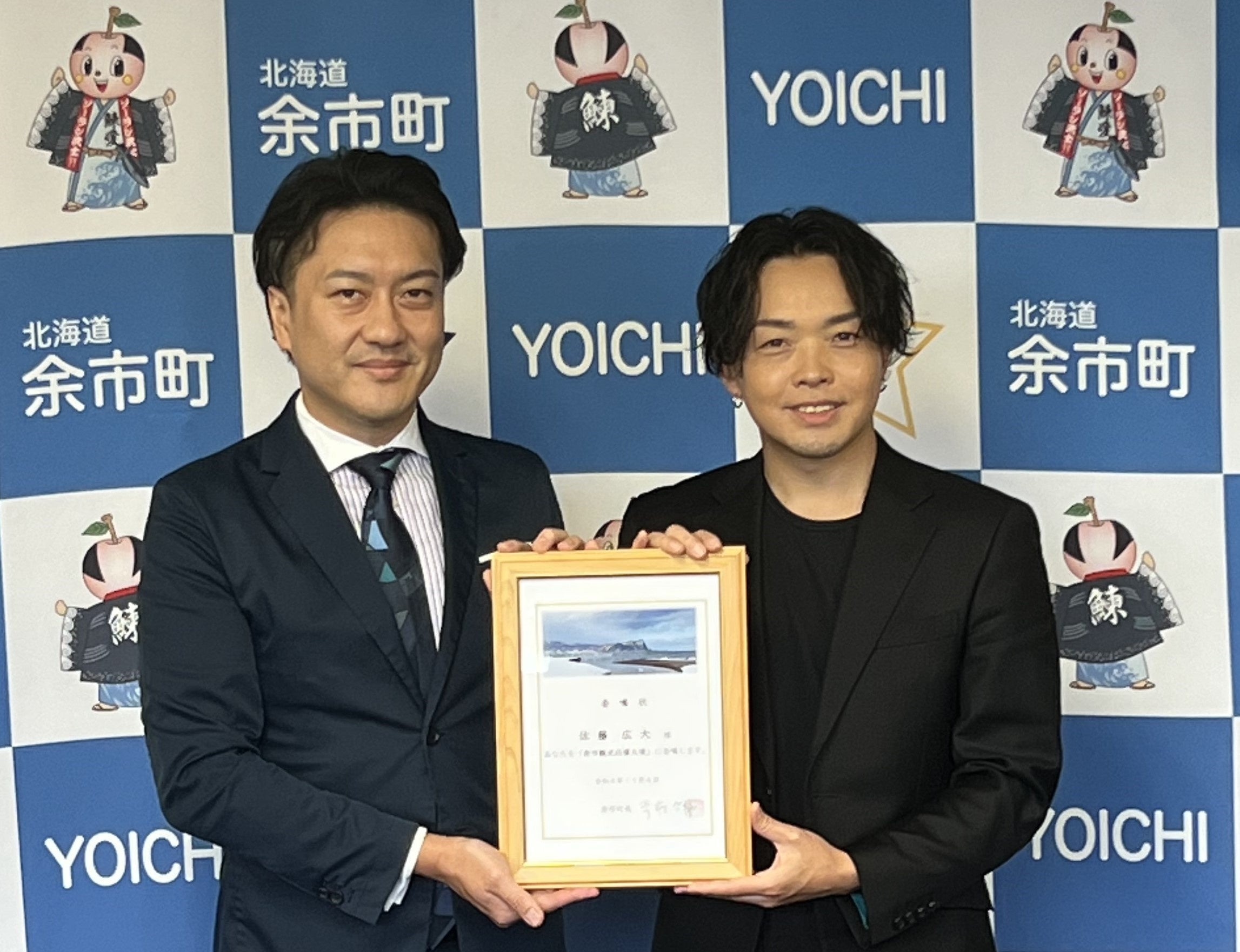 左：齊藤町長、右：佐藤広大