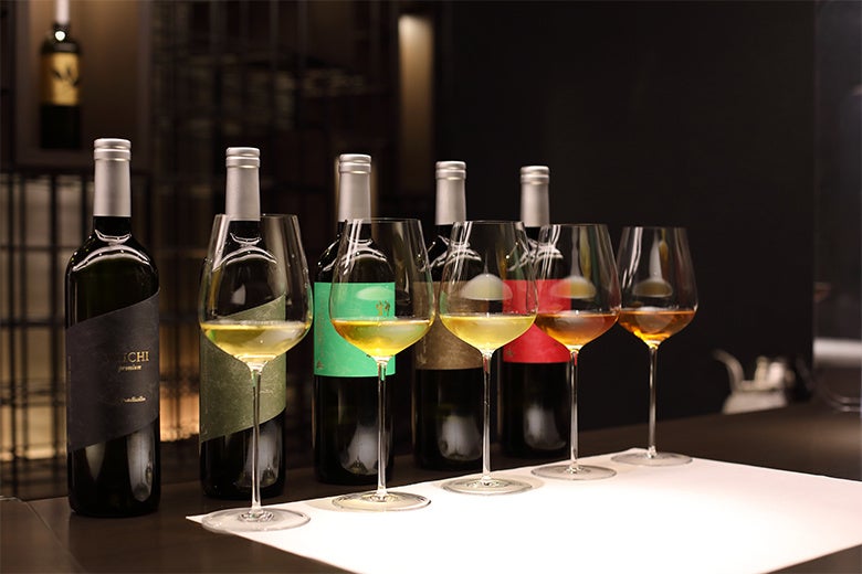 透き通った色が美しいロイヤルブルーティーのお茶（種類はその日によって異なります）