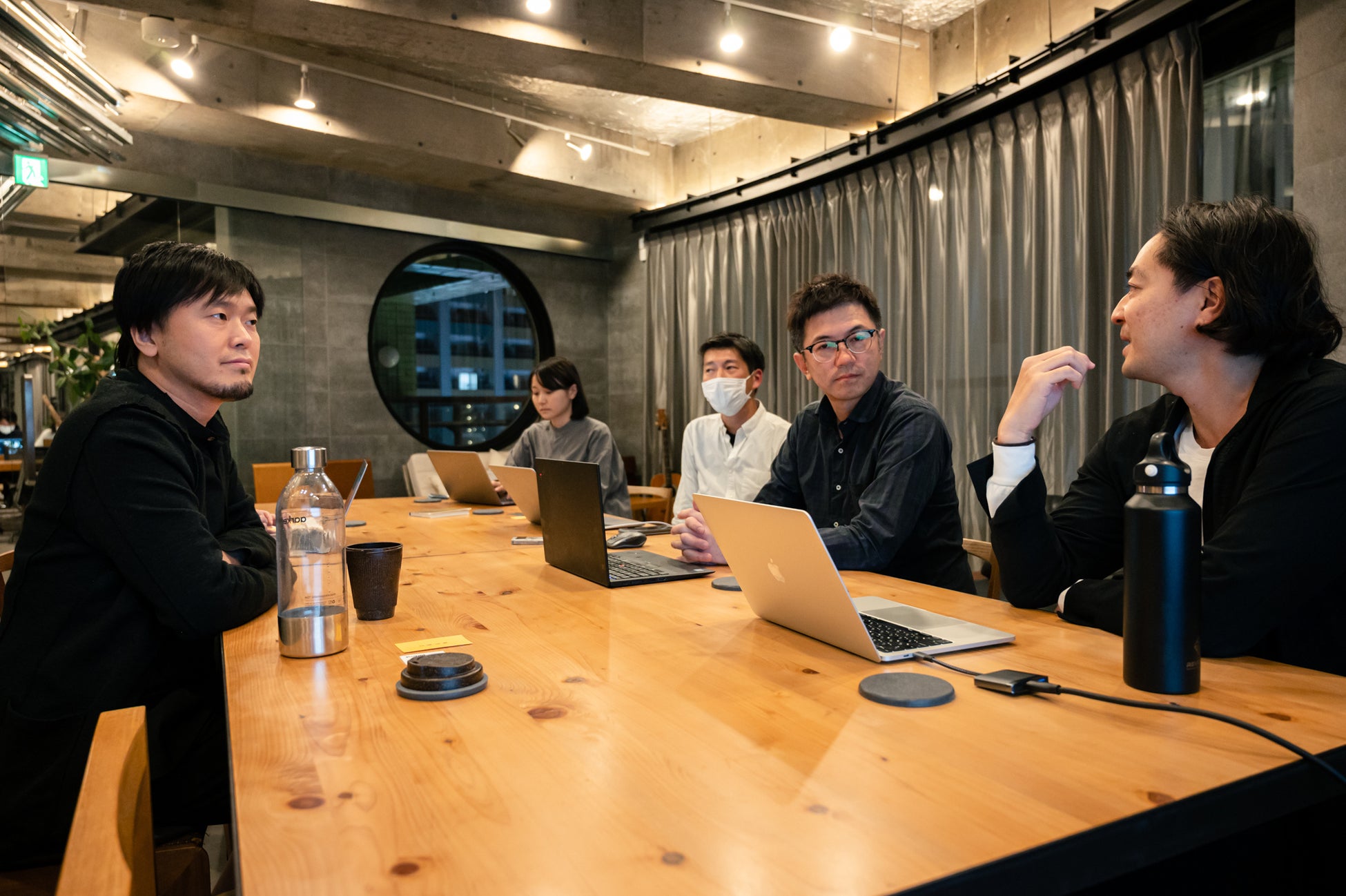 NOSIGNER代表・太刀川英輔氏(左手前)、知財図鑑/Konel 代表・出村光世(右手前)ハイデル・フォーラム21 ポストプレス研究会・篠原慶丞会長(右手前二人目)