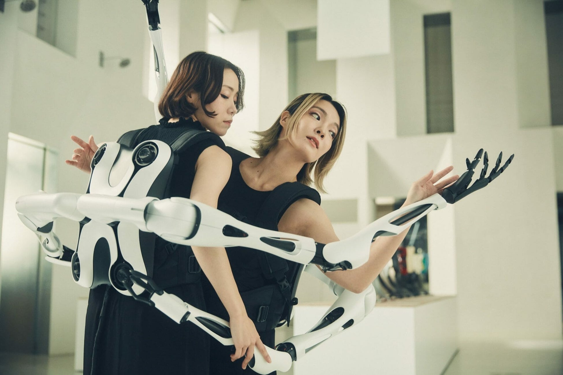 東の⼤関:「自在肢(JIZAI ARMS)」身体の拡張と編集を自由にするロボットアームシステム