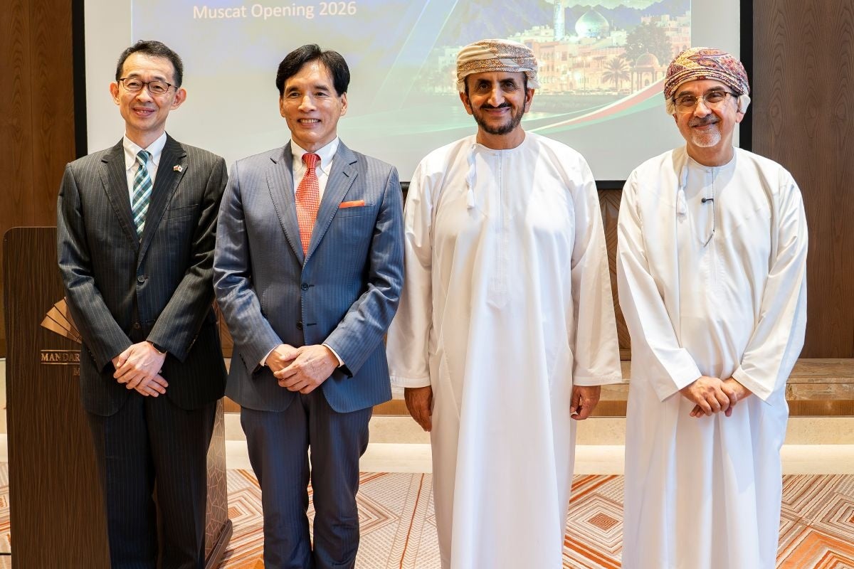 (左から)駐オマーン日本国特命全権大使 芹澤清 氏、グロービス代表 堀義人、オマーン国外務省の政務担当外務次官 H.E. Sheikh Khalifa Al Harthy 氏、オマーン王立経営アカデミー総裁 H.E Dr. Ali Qasim Jawad Al Lawati 氏