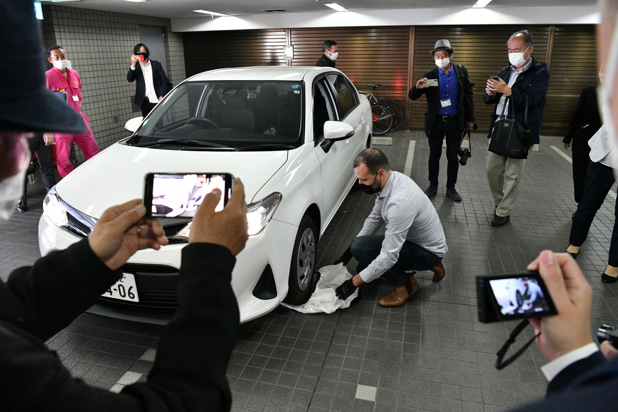 実際の車にスノーソックスを取り付ける装着体験会も実施。皆様、大変興味深くご覧になっていらっしゃいました。