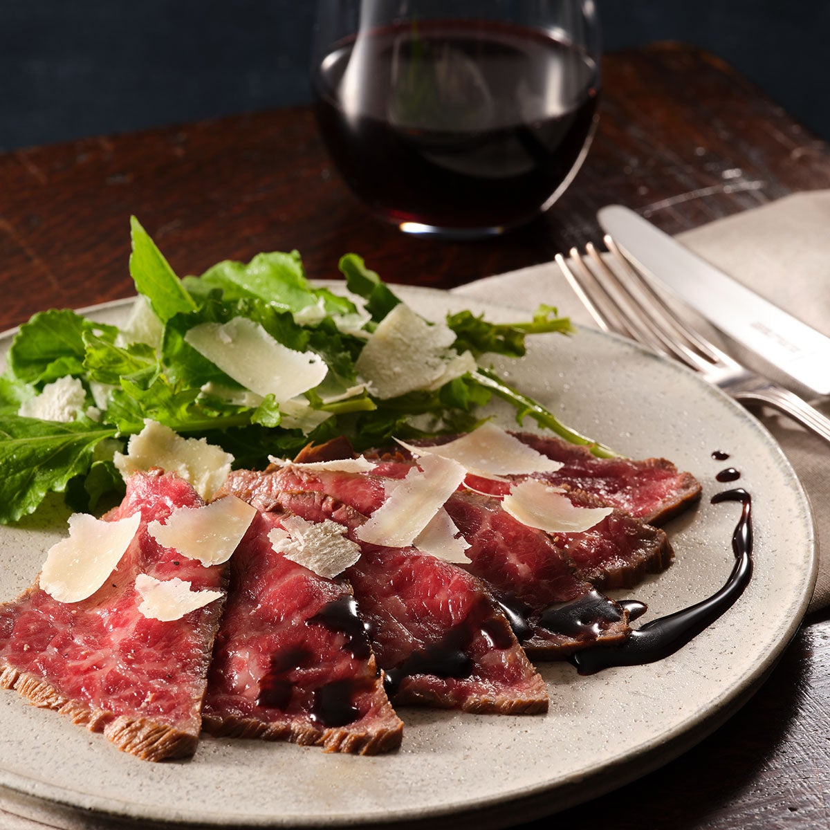 スライスして牛肉のタリアータに