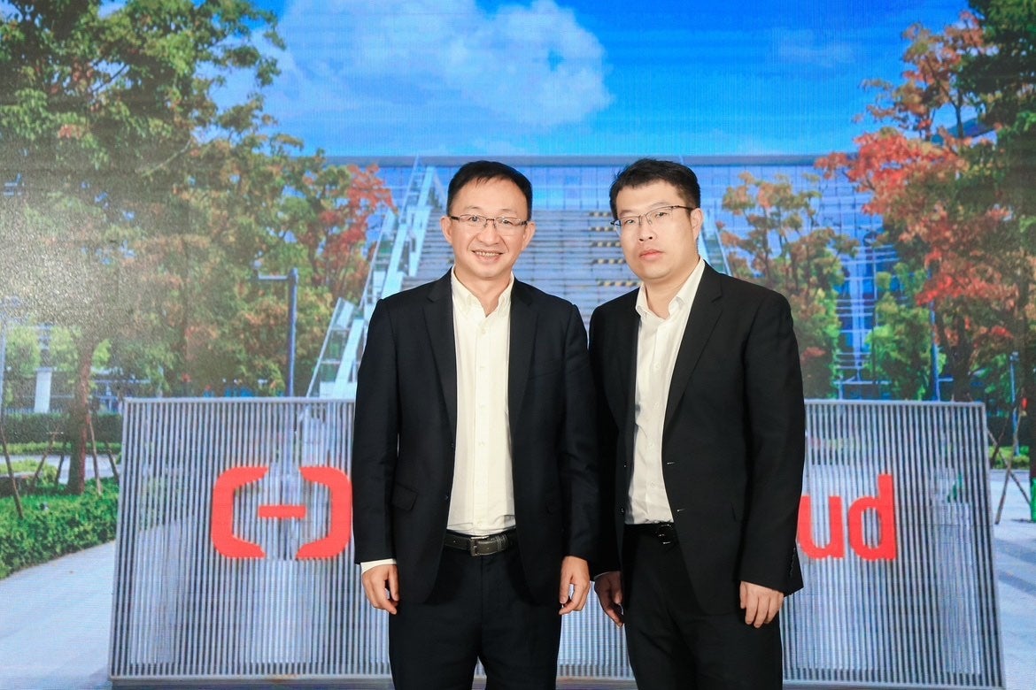 アリババクラウド 熊 務真（William Xiong）（左）張 邦（Matt Zhang）（右）