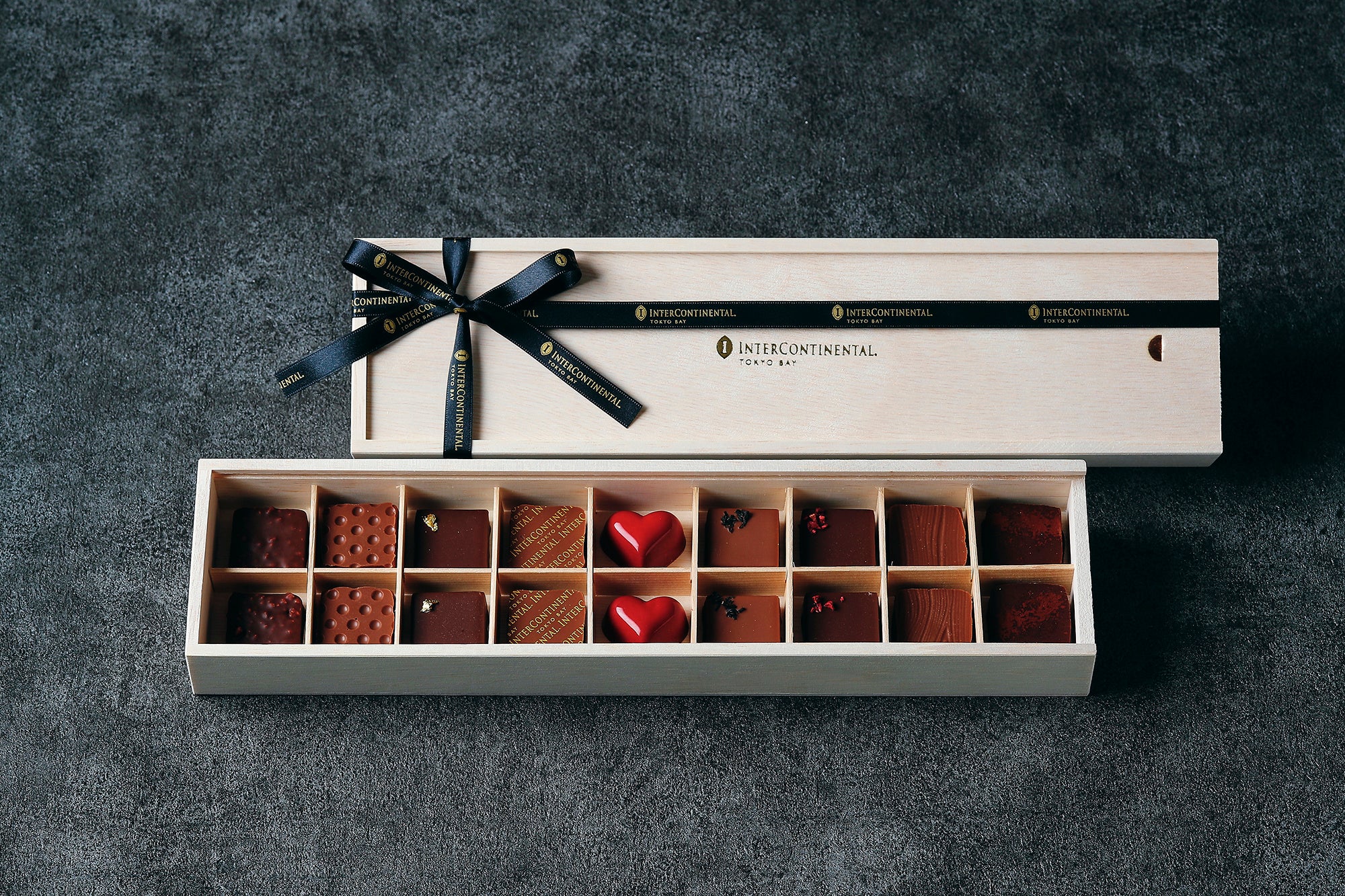 ボンボンショコラ18個入りは木箱でご用意