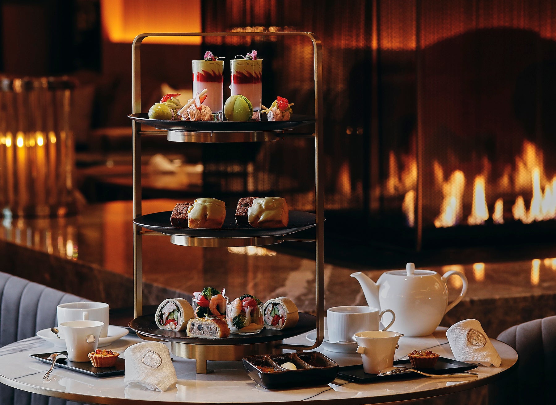 暖炉が暖かな雰囲気のラウンジで アフタヌーンティーを楽しめる