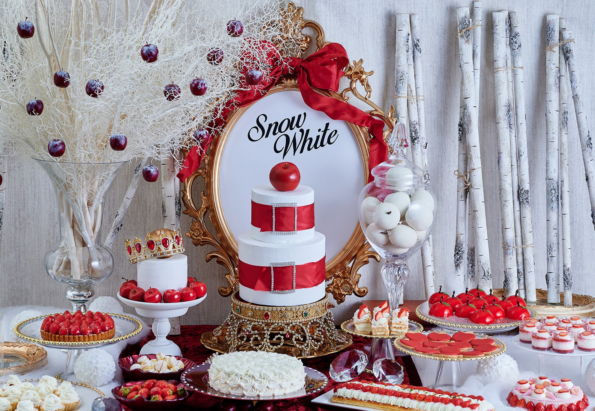 白雪姫の世界観の中で 苺とりんごのスイーツを堪能できる