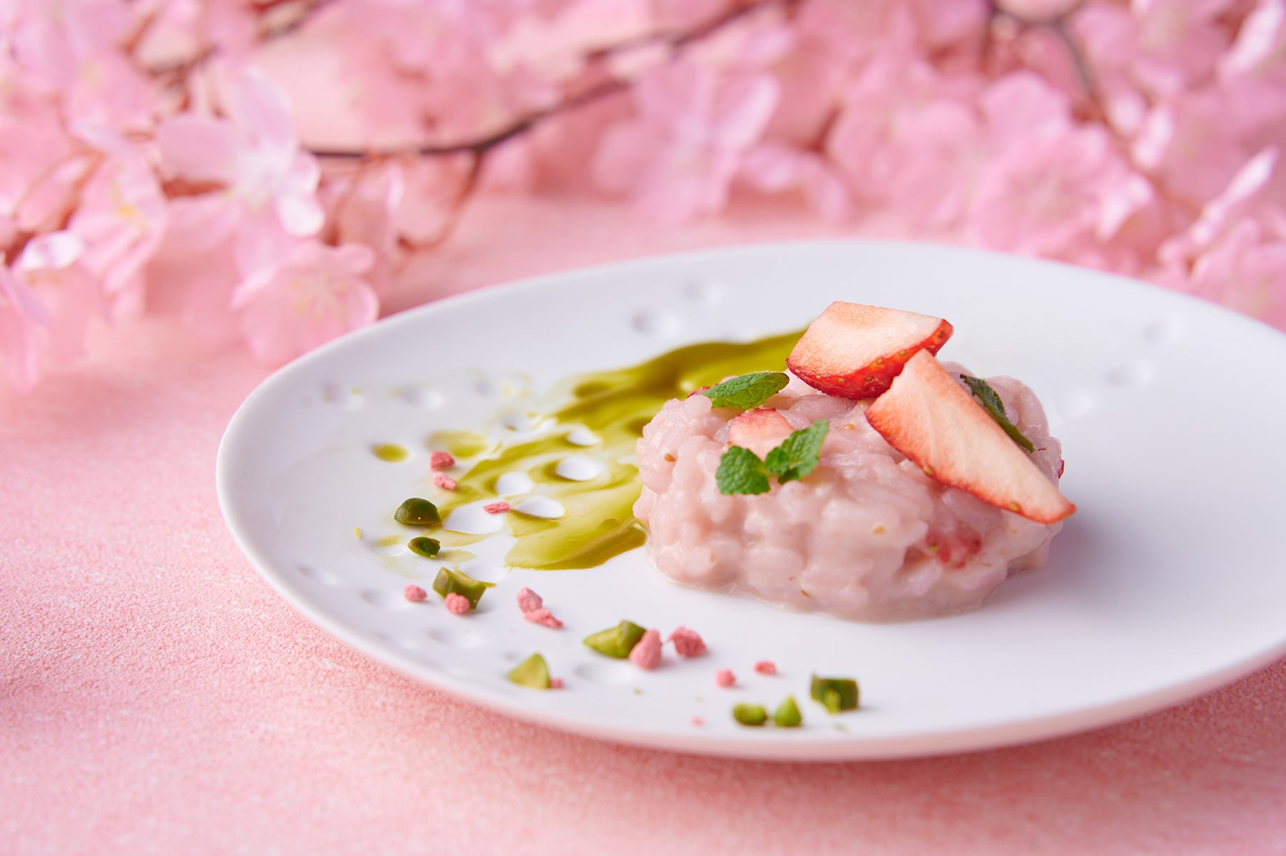 リゾット：春めくイチゴとピスタチオのリゾット