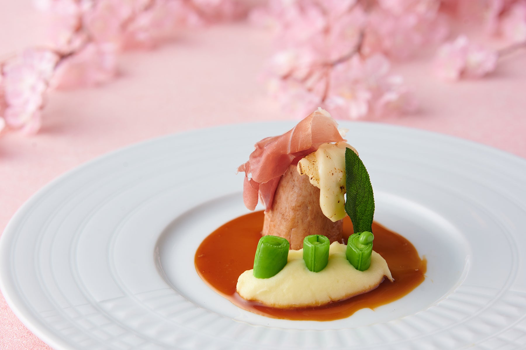 肉メイン：イタリア産仔牛フィレ肉のサルティンボッカ