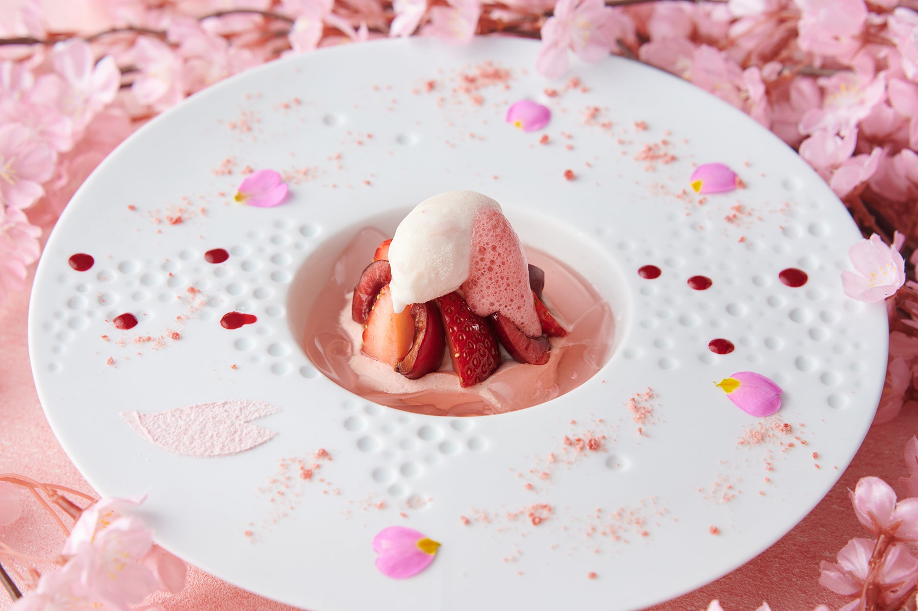 デザート：桜とベリーの セミフレッド・ローザ