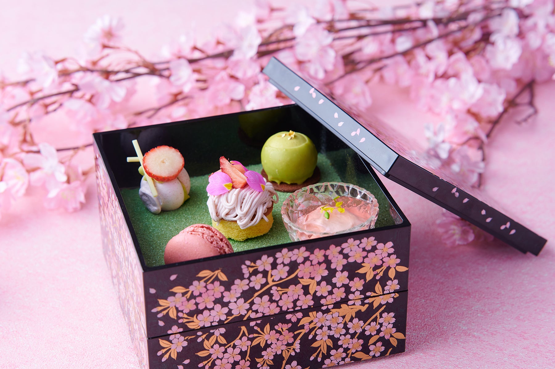 小菓子： OHANAMIボックス（お重）