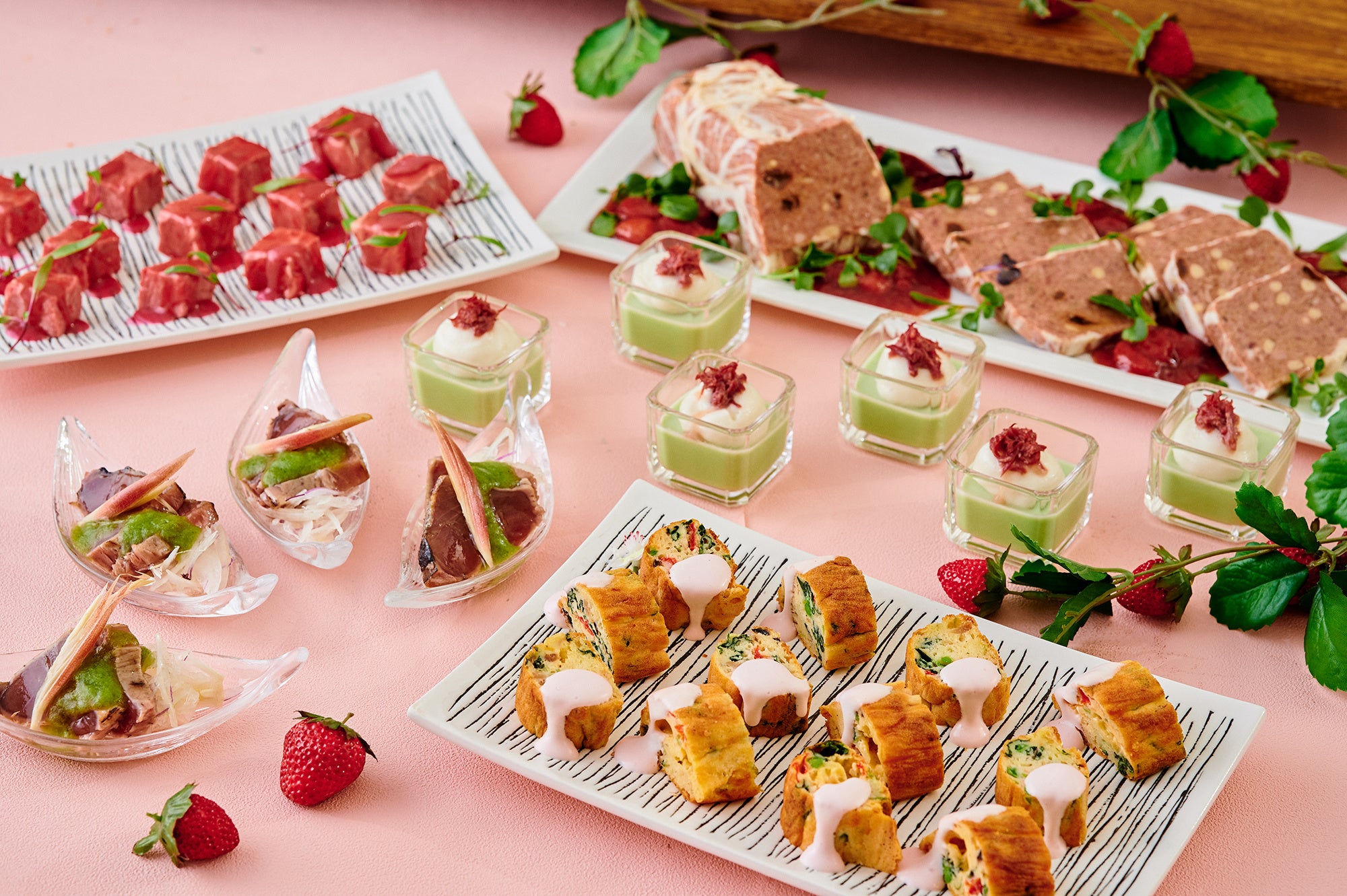 甘酸っぱいイチゴコンポートを添えた田舎風パテ、和風のカツオたたき、フランス料理のケークサレなど多彩な前菜が並ぶ