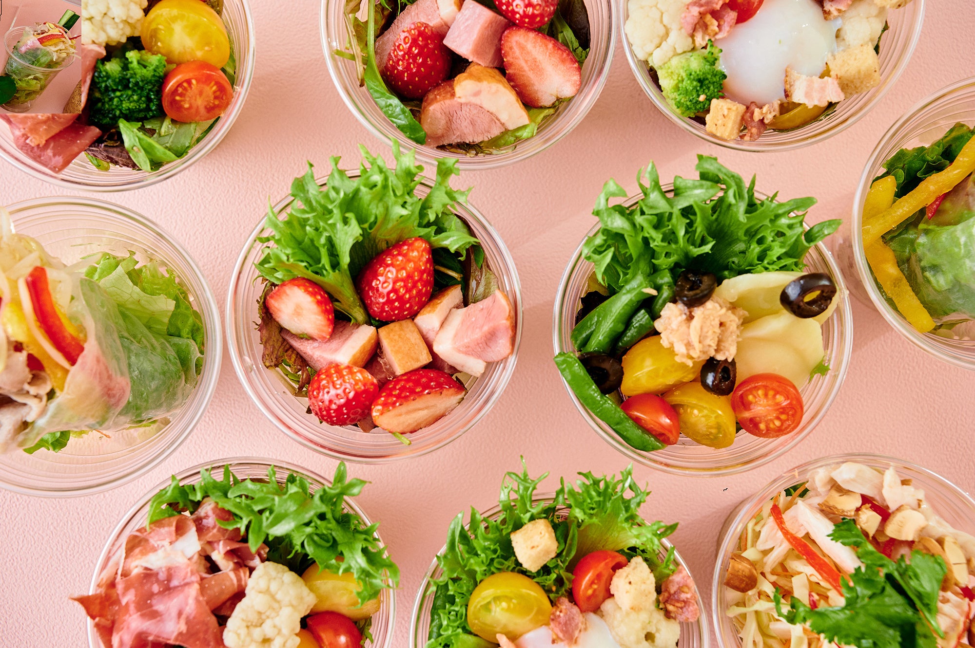 春野菜とお肉を使った鮮やかで彩りの豊かなサラダ