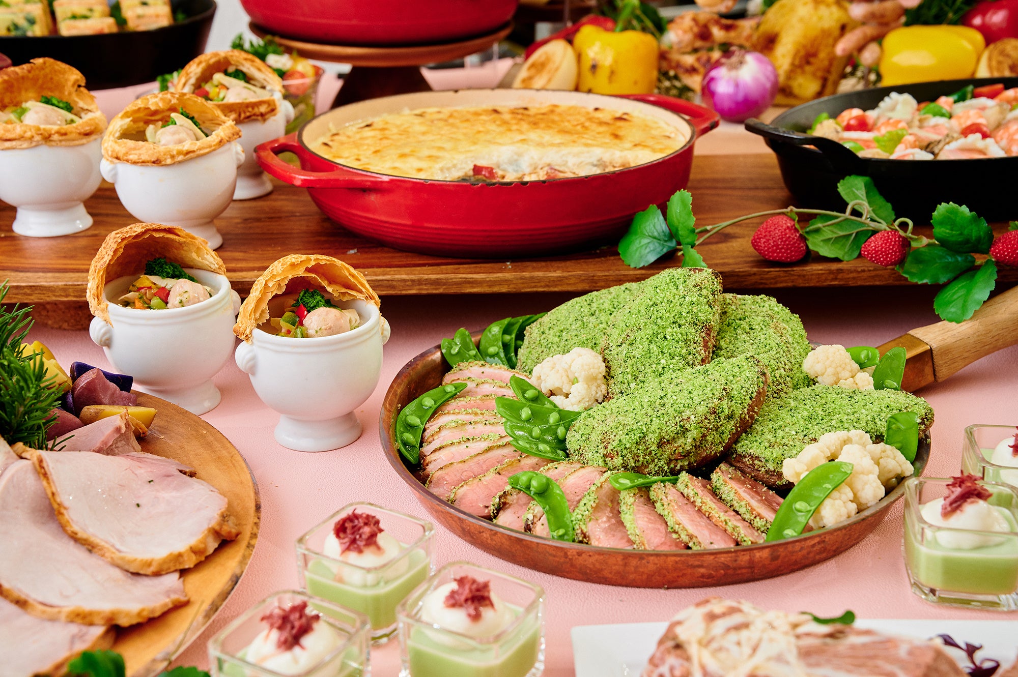 春野菜をたっぷり使った中華風グラタンと、パセリ入ったパン粉でこんがりと香ばしく焼き上げ鴨胸肉のローストなどの温製料理