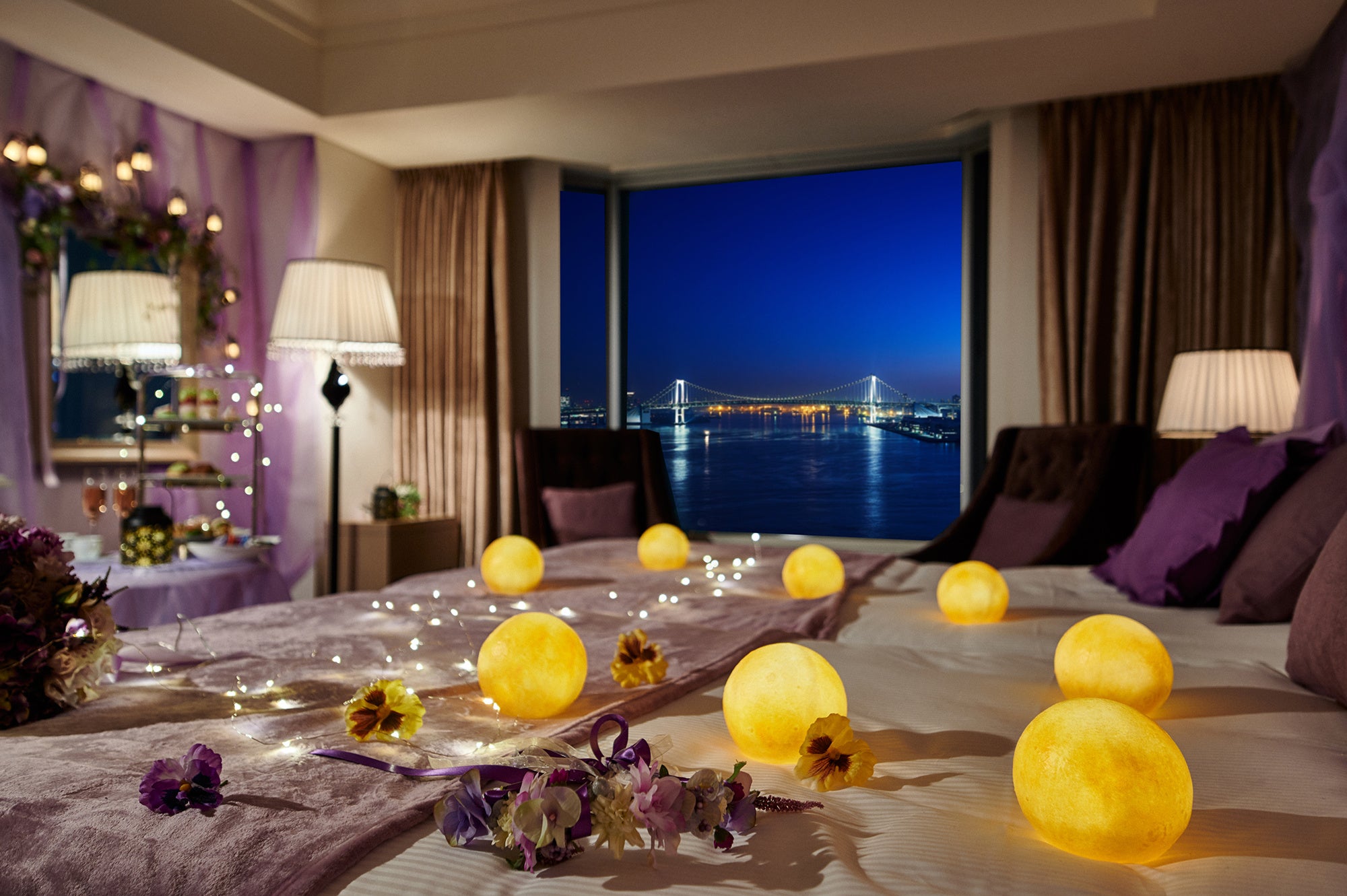 夜の部屋を照らすイルミネーションで幻想的な世界観を演出。