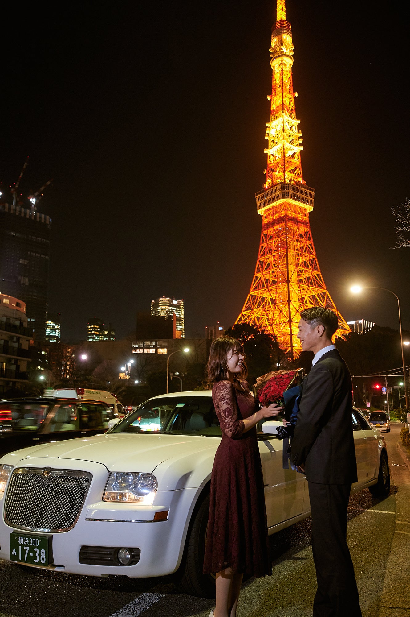リムジンで東京タワーや夜景の綺麗なスポットを巡って、記念写真を撮影。