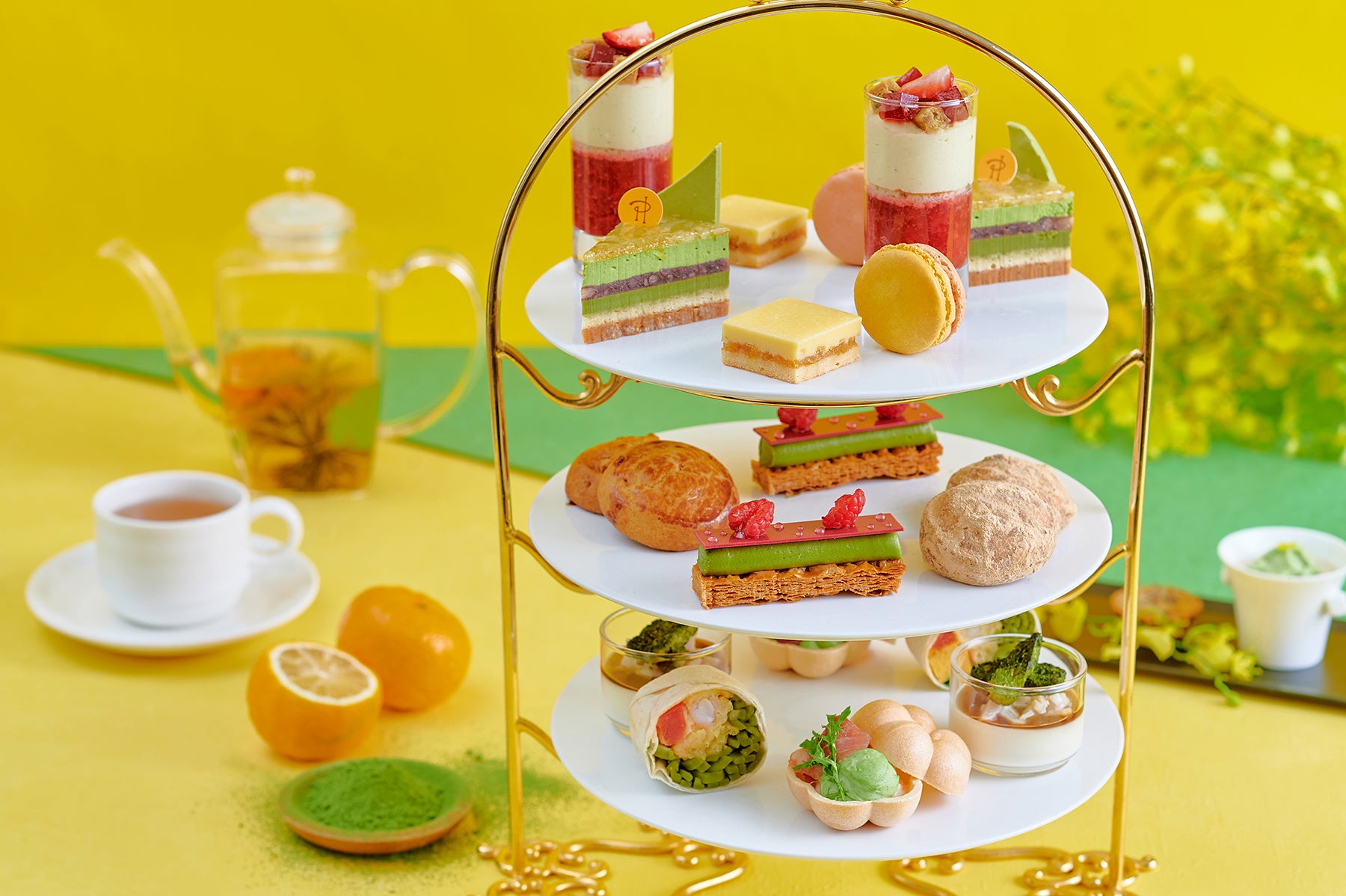 アフタヌーンティーの構成は、プティ・ガトー5種、 スコーン２種、セイボリー5種