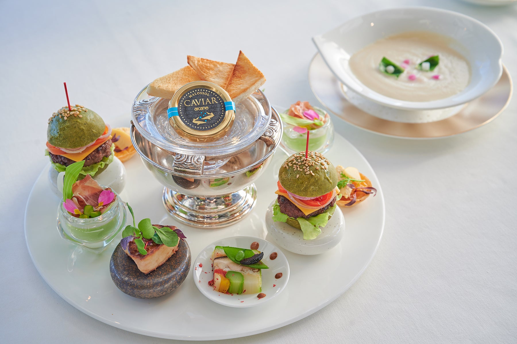 マンハッタンで提供する世界三大珍味が付いたセイボリー