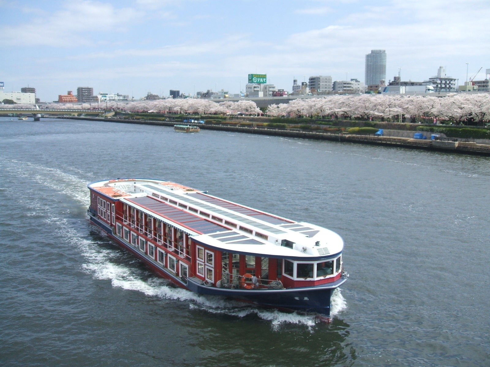 シェフズ ライブ キッチンでのランチアフターで水上バスに乗船して隅田公園の桜を鑑賞