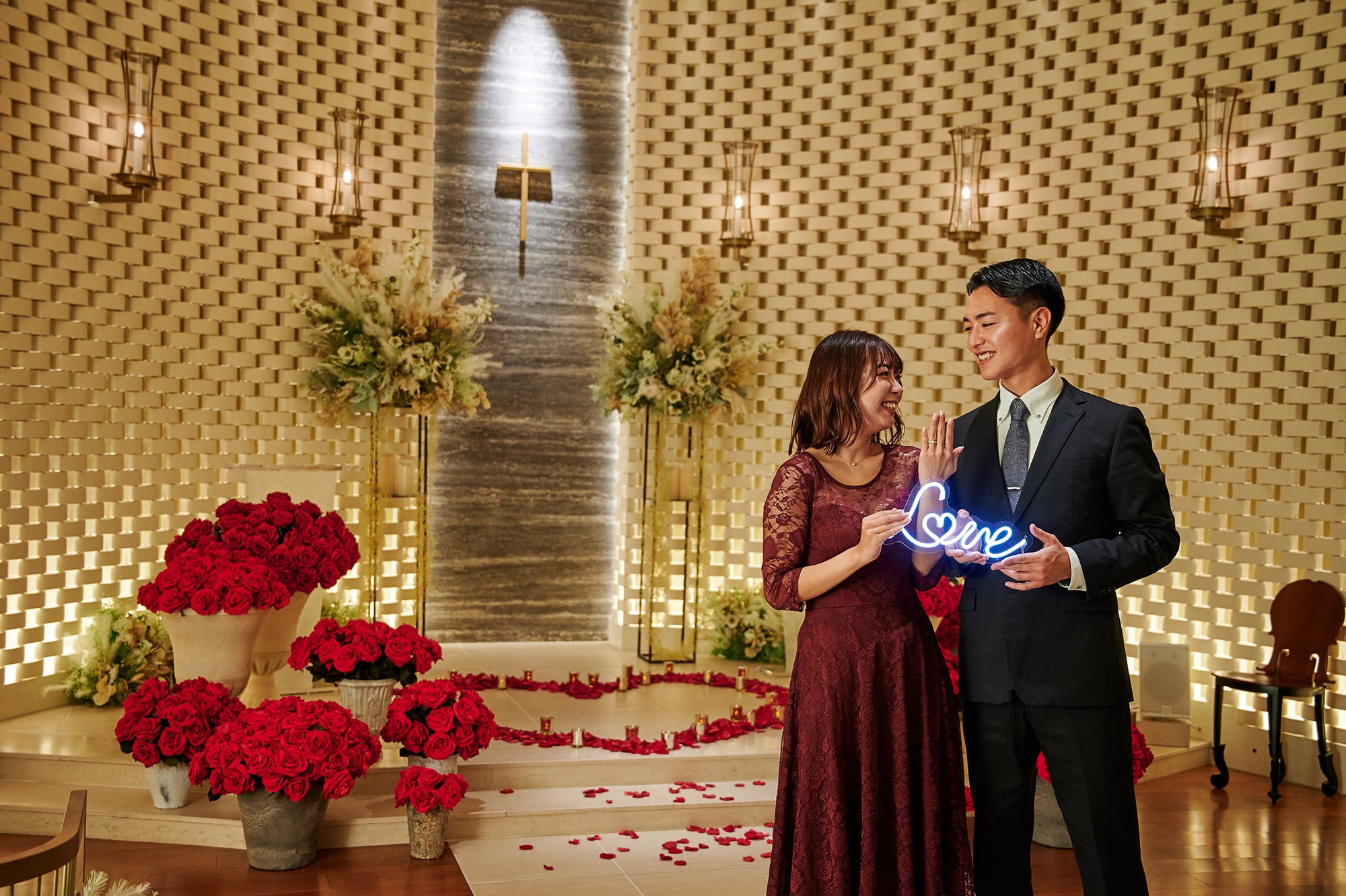 チャペルを貸切ってドラマティックな空間でプロポーズ