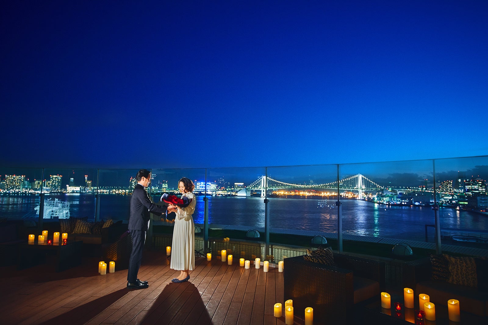 夜景が広がるベイサイドテラスで、よりロマンチックな雰囲気の中でプロポーズ