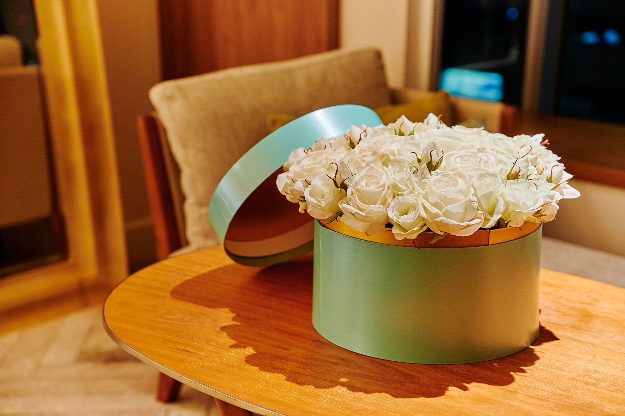 「不変の愛を誓う」という意味を持つバラ44本のフラワーBOX（イメージ）