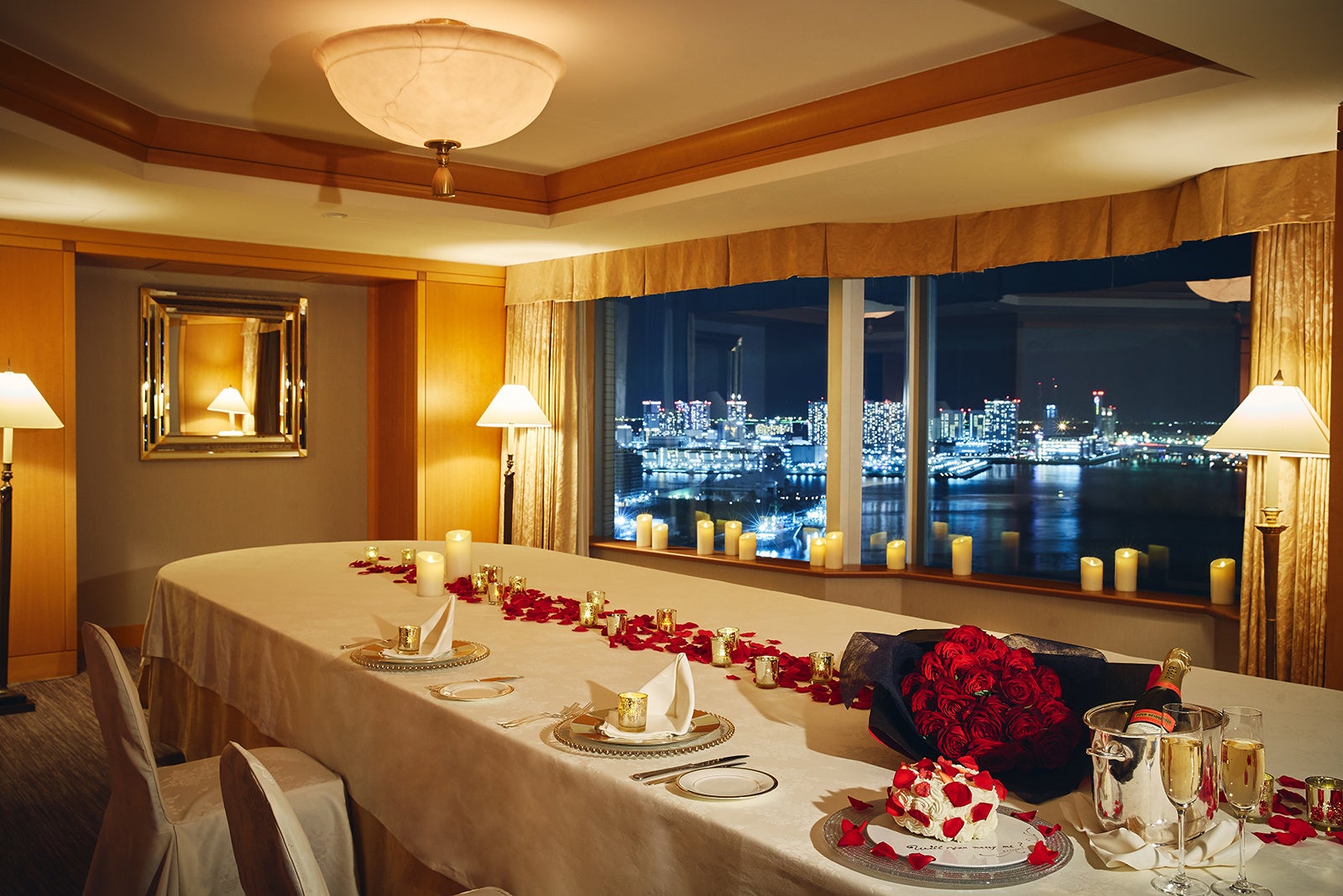 絶景の夜景を眺めながら個室で二人きりの時間をゆっくり過ごせる