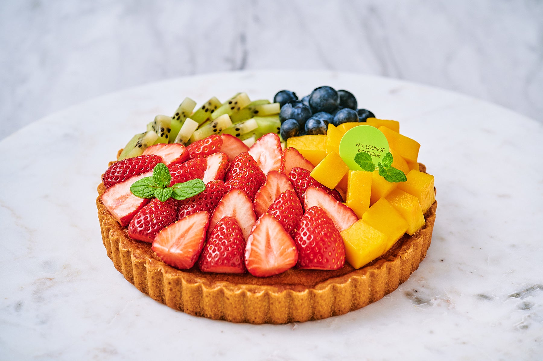 4種類のフルーツで華やかにデコレーションしたタルト