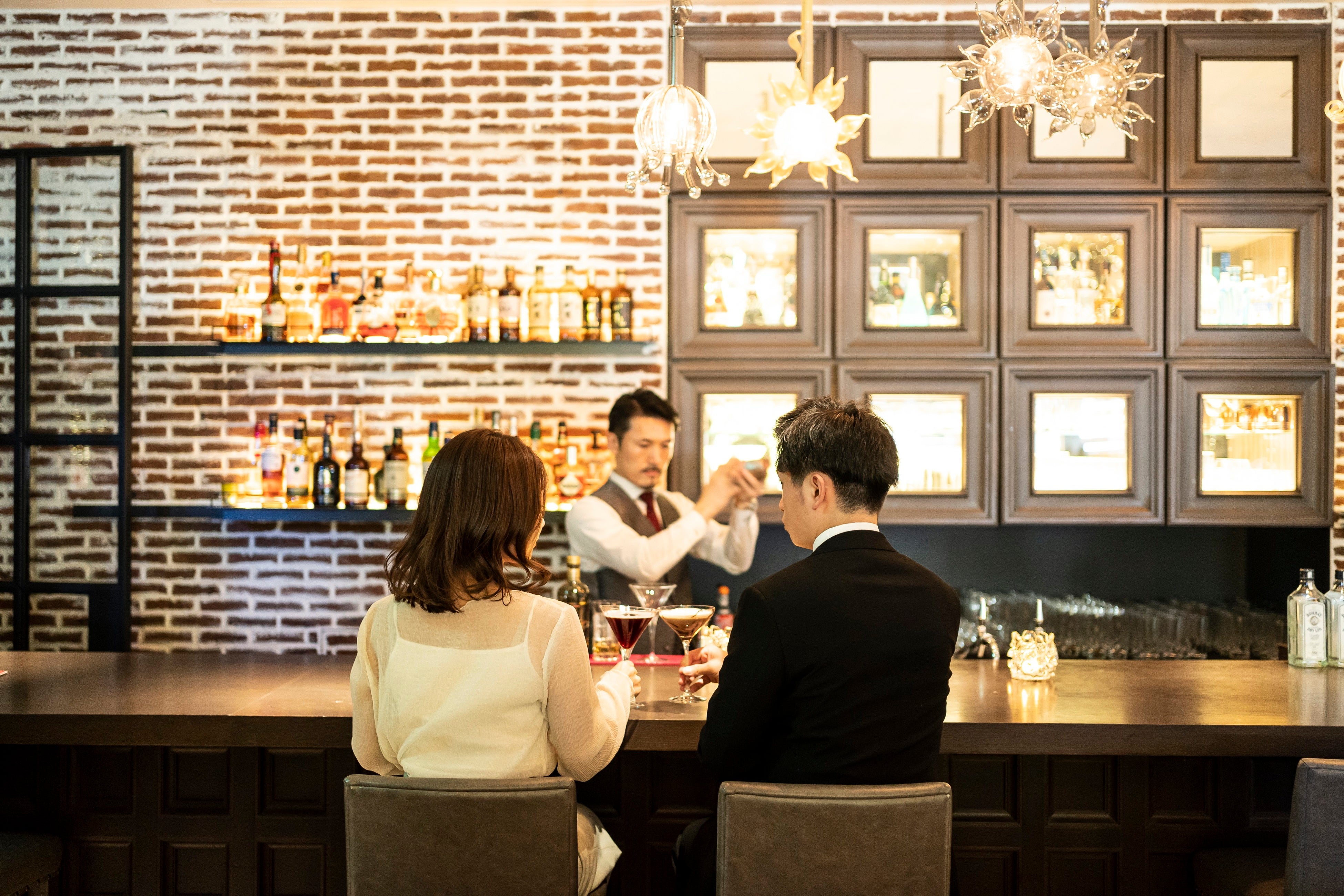 まずはバーカウンターで乾杯。思い出に残る一夜の始まり
