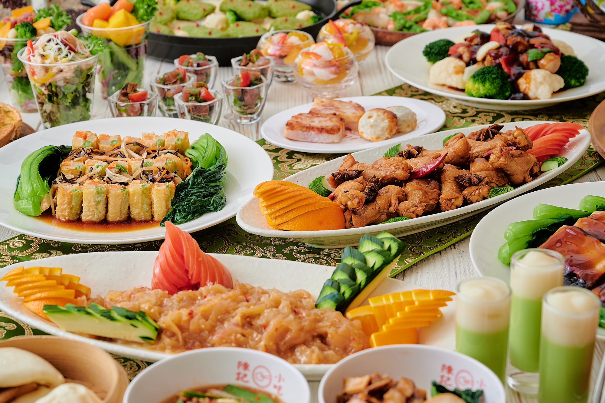 クラゲときゅうりの前菜盛り合わせやシーフードマリネなど様々な冷前菜を届け