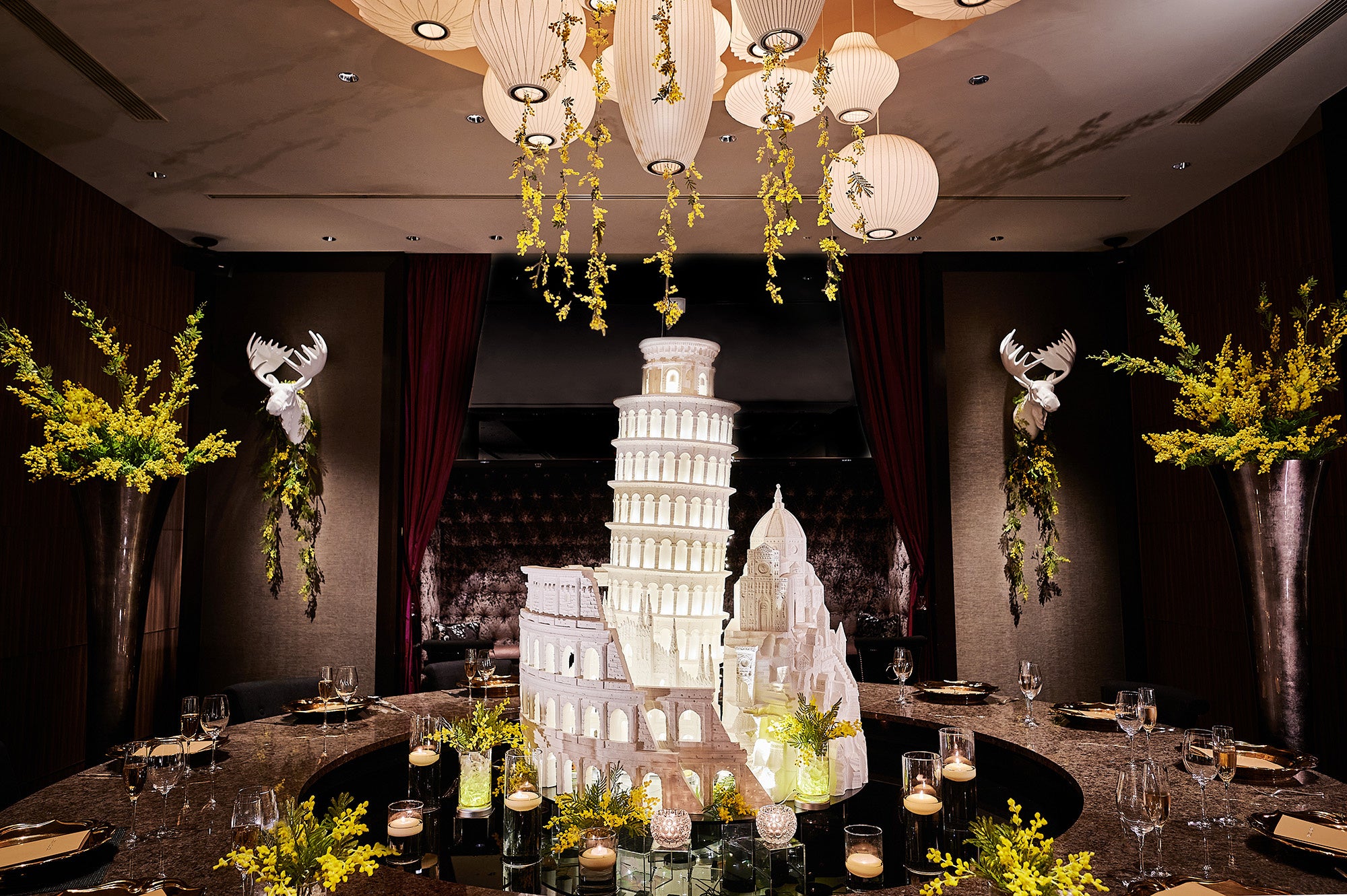 ラウンドテーブルの中央にはイタリアの名所を再現したオブジェが並ぶ
