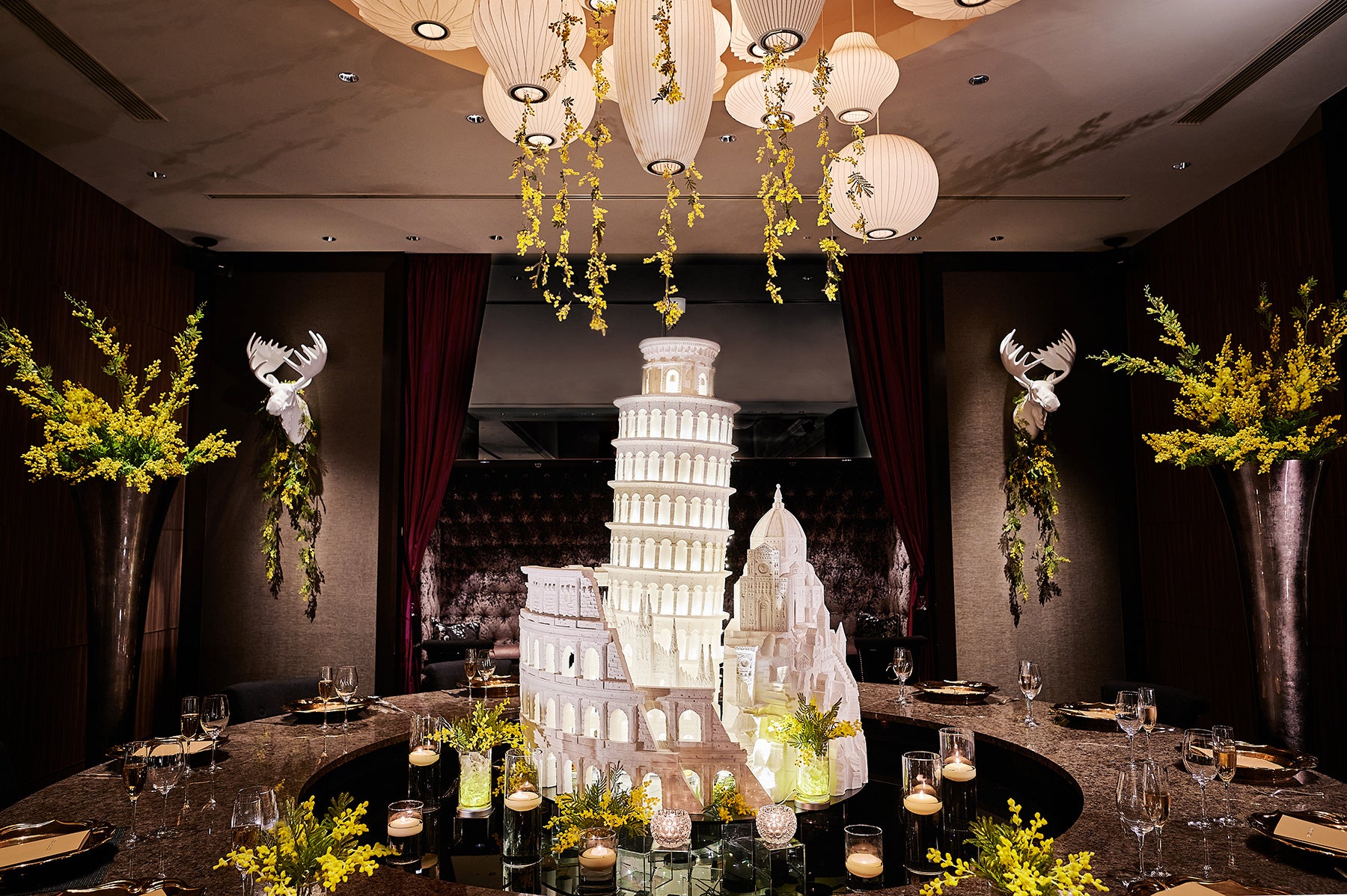 ラウンドテーブルの中央にはイタリアの名所を再現したオブジェが並ぶ
