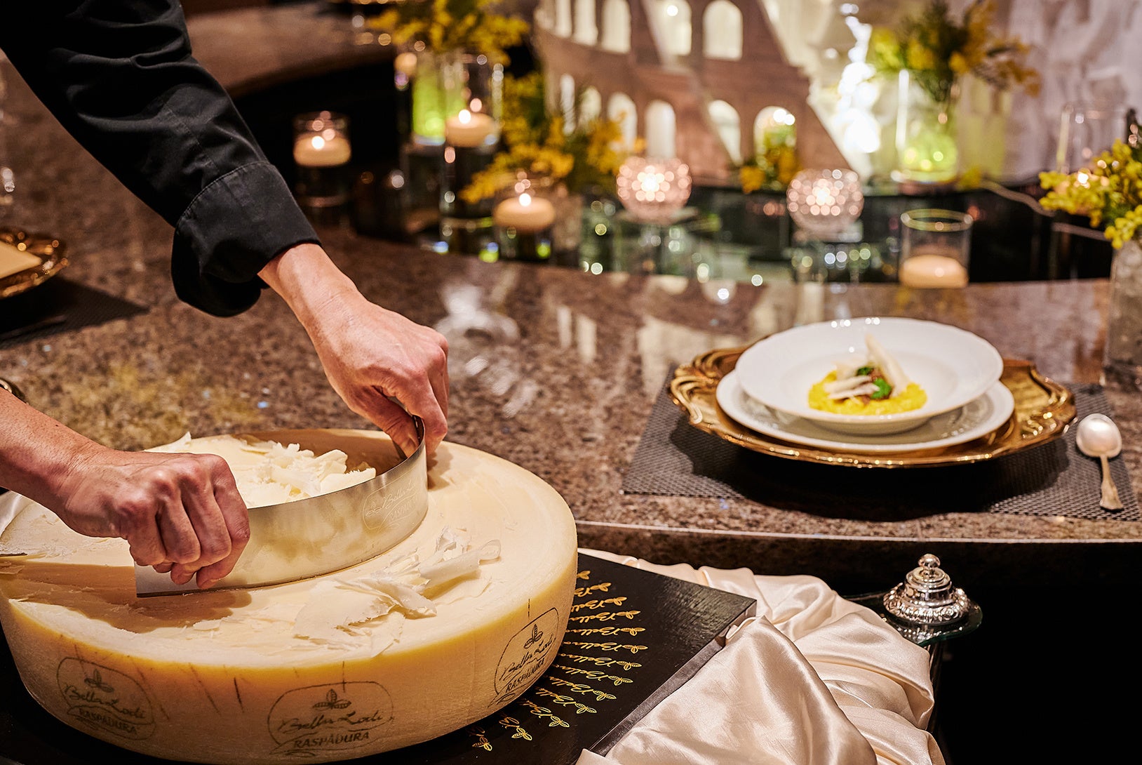 リゾットは目の前でラスパドゥーラチーズを削り、リゾットを提供