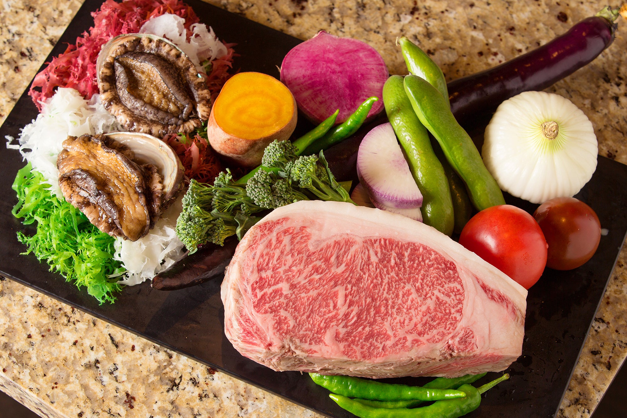 自然に囲まれた農場「壱岐ファーム」より直送のブランド和牛「宮崎牛」と、活鮑や帆立貝などの高級食材を贅沢に堪能できるランチ＆ディナープランをご用意