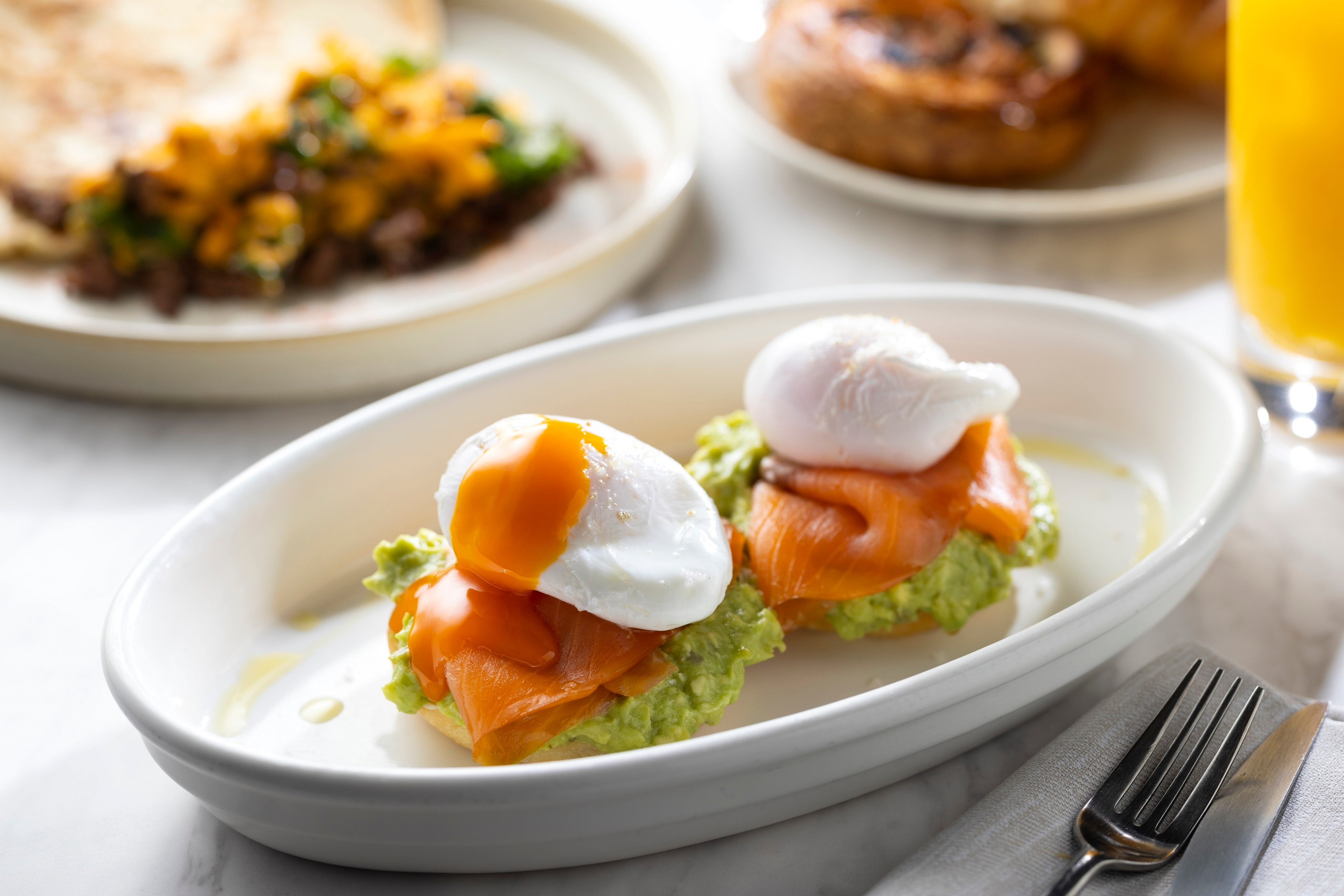 「アボカドトースト・オーガニックポーチドエッグ」 アボカドトーストに新鮮なオーガニックエッグを使用したポーチドエッグをトッピングしました。 醤油麹を使用したコクのある味わいのホイップとお召し上がりください。