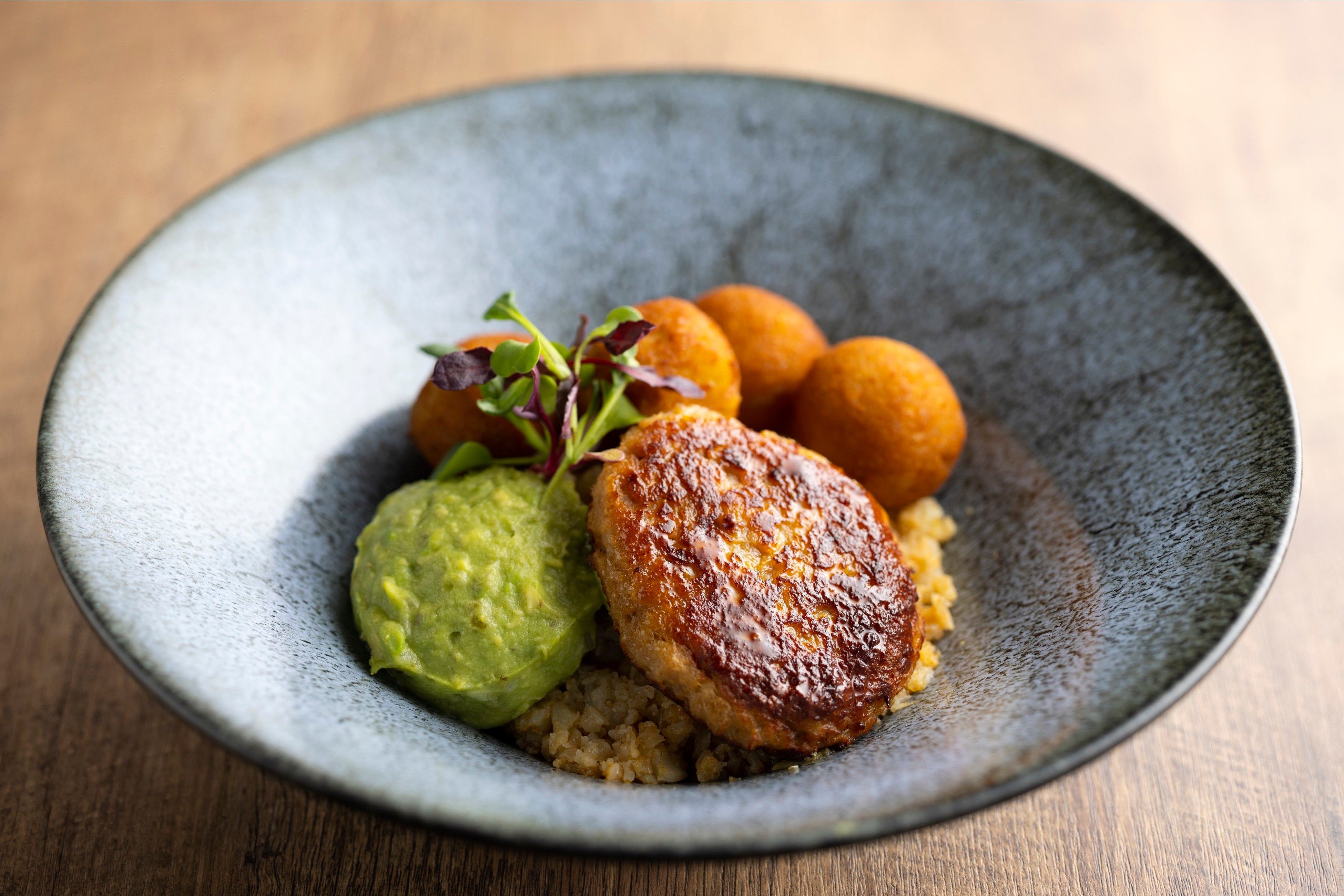 「ヴィーガンボウル」 ニューヨーク発祥の白米の代替え食材「カリフラワーライス」に、プラントベースの「大豆ミートパティ」、「ファラフェル」をトッピングしたからだにも地球にもやさしいボウル。